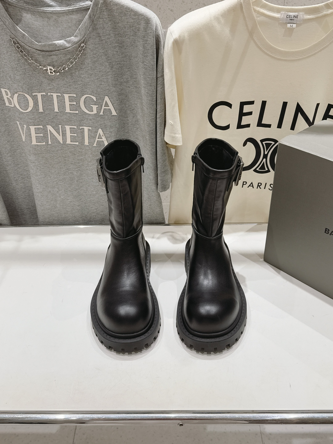 NO:922118,The high version of BALENCIAG* Balenciaga F046 2026ss autumn and winter new short boots motorcycle boots Martin boots are made of the original synchronized soft top layer calfskin. They are comfortable on the feet and have a handsome personality without losing comfort. They are absolutely cool and handsome. They are absolutely replicas of the original ones. If you are not satisfied with the top version on the market, let’s compare!  !  !  Fabric customized imported cowhide, lining calfskin lining, outsole original molded outsole, size 35-39 (40.41 custom made, non-refundable), boots loafers, balenciaga, balenciaga, loafers, boots, cowhide19860909高版本  BALENCIAG*巴黎世家F046 2026ss秋冬新款短靴机车靴马丁靴 采用原版同步柔头层小牛皮 上脚舒适 个性帅气的的同时 不失舒适感 绝对吹爆酷帅酷帅的款 绝对原版复刻 市场最顶级版不服来对比！！！ 面料定制进口牛皮 内里小牛皮内里 大底原版开模大底 码数35-39（40.41订做不退换）,靴子乐福鞋,balenciaga,balenciaga,loafers,boots,cowhide,Women's Shoes