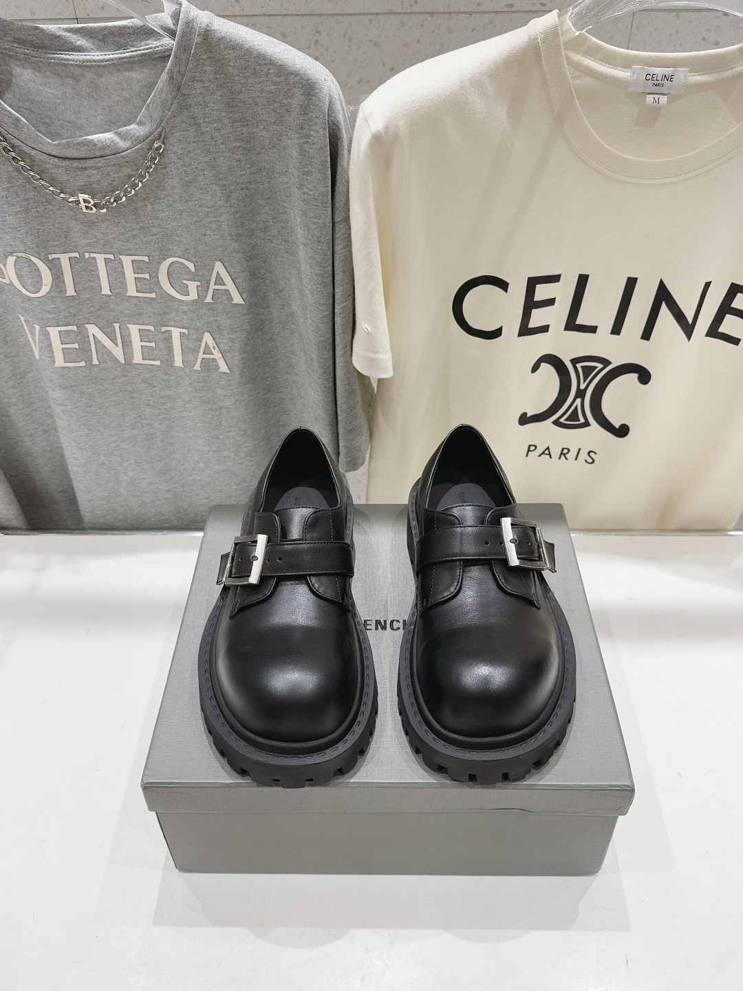 NO:922127,High version BALENCIAG*/Balenciaga F046 2026ss new big-head derby shoes loafers TRACTOR big-head derby shoes loafers Original matte first-layer cowhide. Restrained and stylish. Matching the brand logo on the shoe cover. The rhythm of closing the eyes. The lining and feet are made of black silk cowhide. The texture is soft and delicate. The gear-shaped rubber outsole is 5cm higher.  Size35-40 (40 customized, non-returnable), boots loafers, balenciaga, balenciaga, loafers, boots, cowhide19860909高版本  BALENCIAG*/巴黎世家F046 2026ss新款大头皮鞋得比鞋乐福鞋 TRACTOR大头德比鞋乐福鞋 原版亚光的头层牛皮.内敛有型.搭配鞋盖上的品牌logo家常.闭眼入的节奏 内里和垫脚均选用黑色丝绸牛皮.质地柔软细腻 齿轮型橡胶大底增高5cm Size35-40（40定制不退换）,靴子乐福鞋,balenciaga,balenciaga,loafers,boots,cowhide,Women's Shoes
