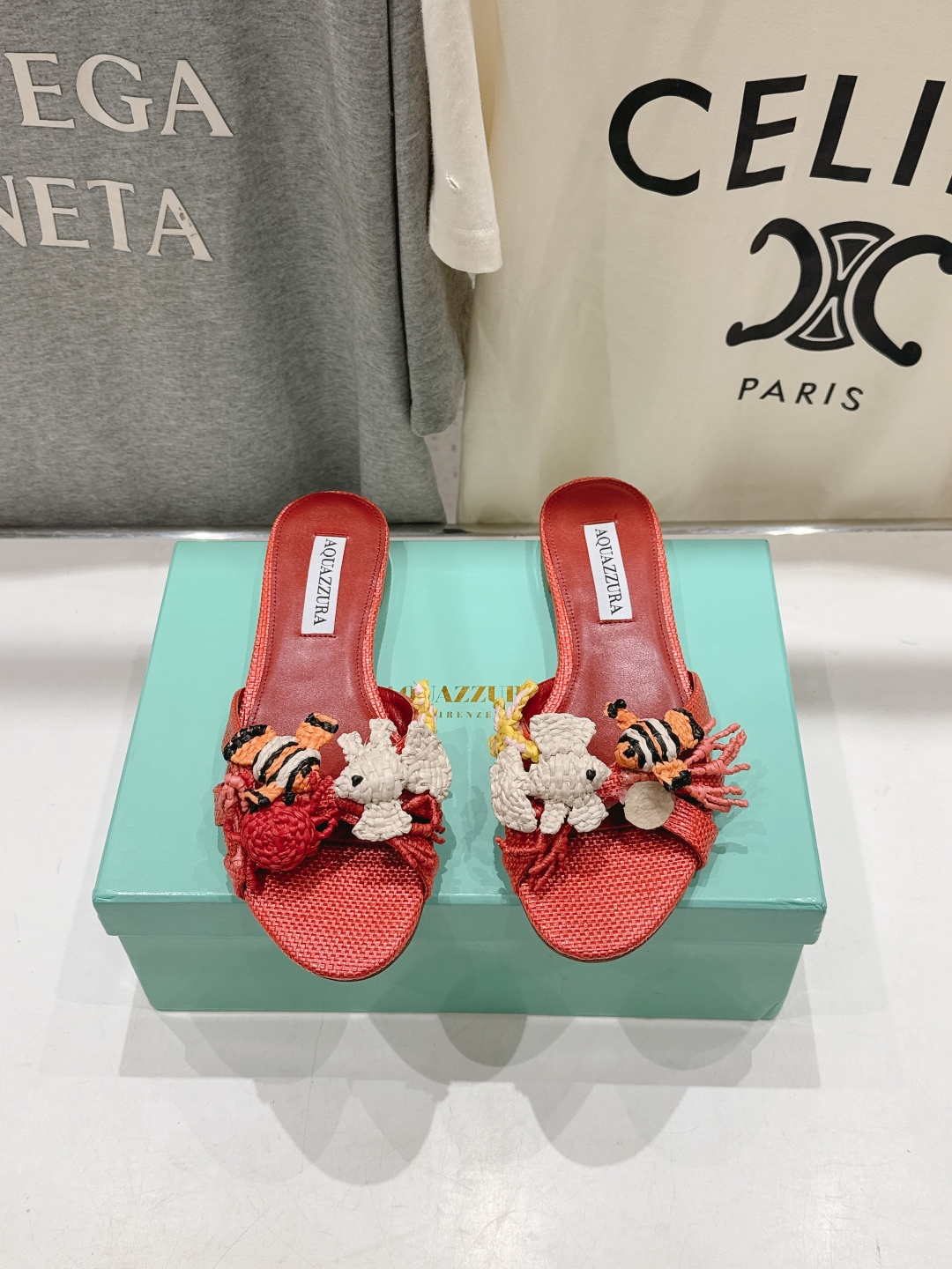 NO:922074,High version 'q' AQUAZZURA/Pineapple F072 2026ss new summer woven flat slippers _______________________________ A one-to-one replica of the original version, the highest version on the market and top quality!  Wearing this kind of Blingbling shoes in summer is really beautiful. Girls really can't resist its beauty. The upper feet are very fairy-like, and the feet feel incomparably comfortable. The uppers are made of original imported woven materials + hand-knitted accessories. The foot pads are made of grained sheepskin. The outsole is genuine leather imported from Italy. The size is 35-39 (40.41.42.43 customized, non-returnable). Top quality, high heels and slippers, high heels, slippers, sheepskin, Leather soles.19860909高版本 「q」AQUAZZURA/菠萝F072 2026ss夏季新款编织平底拖鞋 _______________________________ 原版一比一复刻,市场最高版本顶级货！夏天穿这种Blingbling的鞋子真的绝美女孩子真的无法抵御它的美 上脚非常仙女范,脚感无敌舒适 气质高雅 鞋面原版进口编织材料+手工针织配饰 垫脚粒面羊皮里 大底意大利进口真皮大底 码数35-39（40.41.42.43定制不退换） 顶级品质,高跟鞋拖鞋,high heels,slippers,sheepskin,Leather soles,Women's Shoes