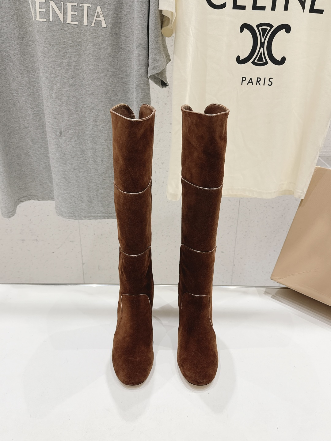 NO:926723,High version Gianvito Rossi/Gianvito Rossi F025 2026ss autumn and winter new sexy high-heeled round-toe over-the-knee boots folding boots Gianvito Rossi GR inherits its traditional Italian craftsmanship, focusing on exquisite details to create an elegant and feminine look. The stacked folds at the feet super modify the ankle lines, and the right height shows the slender legs. A classic and versatile pair of boots suitable for the entire wardrobe. Very noble and elegant to wear. Material: high satin suede cowhide  Inner foot pads imported sheepskin, heel height 8.5cm, outsole imported genuine leather outsole from Italy, size 35-40 (40.41 customized, non-returnable), boots, boots, cowhide, sheepskin, Leather soles19860909高版本  Gianvito Rossi/吉安维托·罗西 F025 2026ss秋冬新款性感高跟圆头过膝长靴折叠靴 Gianvito Rossi GR秉承了其传统意大利工艺,专注精巧细节,打造优雅女人味.脚部处的堆折超修饰脚踝线条,恰到好处的筒高非常显腿修长,经典且百搭的一双靴子适配整个衣柜.穿上非常高贵且优雅 材质高丝光反绒牛皮 内里垫脚进口羊皮 跟高8.5cm 大底意大利进口真皮大底 码数35-40（40.41定制不退换）,靴子,boots,cowhide,sheepskin,Leather soles,Women's Shoes
