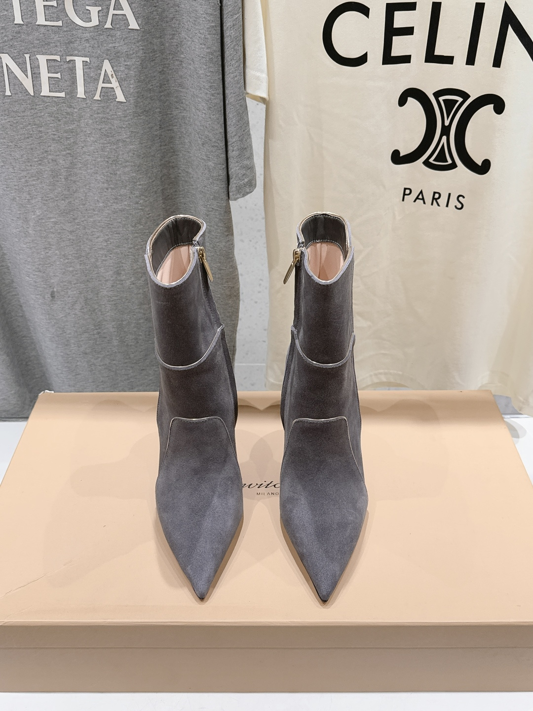 NO:926754,High version Gianvito Rossi/Gianvito Rossi F025 2026ss new sexy pointed toe high-heeled short boots for autumn and winter Gianvito Rossi GR inherits its traditional Italian craftsmanship, focusing on exquisite details to create an elegant and feminine look. The folds at the feet super modify the ankle lines, and the right tube height shows the slender legs. A classic and versatile pair of boots to match the entire wardrobe. The material is high mercerized suede cowhide. The lining is imported sheepskin. The heel height is 9.5cm.  Outsole Italian imported genuine leather outsole, size 35-40 (40.41 customized, non-refundable), boots, cowhide, sheepskin, Leather soles19860909高版本  Gianvito Rossi/吉安维托·罗西 F025 2026ss秋冬新款性感尖头高跟短靴 Gianvito Rossi GR秉承了其传统意大利工艺,专注精巧细节,打造优雅女人味.脚部处的堆折超修饰脚踝线条,恰到好处的筒高非常显腿修长,经典且百搭一双靴子配整个衣柜 材质高丝光反绒牛皮 内里垫脚进口羊皮 跟高9.5cm 大底意大利进口真皮大底 码数35-40（40.41定制不退换）,靴子,boots,cowhide,sheepskin,Leather soles,Women's Shoes