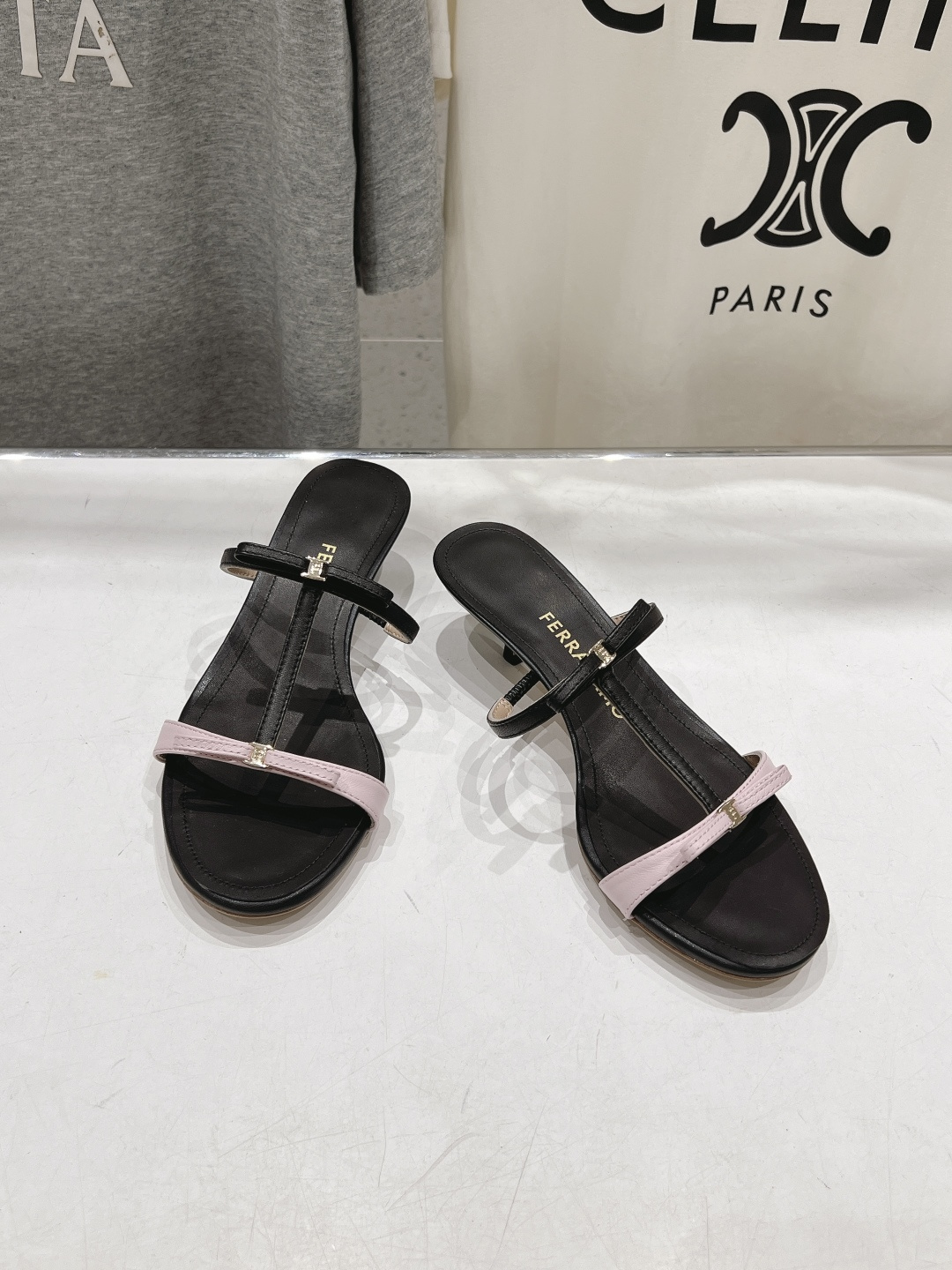 NO:922044,High version FERRAGAMO/Ferragamo F065 26ss summer new simple style high-heeled slippers Ferragamo's high-heeled slippers are highly exposed in this issue!  People are impressed by FAM and it is used by various celebrity bloggers. It is comfortable and versatile and also has excellent durability!  It combines fashion and comfort with a perfect balance of elegance. I believe every high-heeled girl will be attracted by it (the whole body is customized, hardware, leather, rubber bands, and outsole are perfectly consistent). Compare the differences between pictures and products on the market. The upper is imported calfskin and the lining is imported sheepskin. The heel height is 4.5cm. The sole is imported genuine leather outsole. The size is 35-39 (40 41).  42 Customized (non-returnable) (full set of packaging), high heels and slippers, ferragamo, ferragamo, high heels, slippers, cowhide, sheepskin, Leather soles19860909高版本  FERRAGAMO/菲拉格慕F065 26ss夏季新款简约风高跟拖鞋 菲拉格慕今期高频曝光的高跟拖鞋！人对FAM刮目相看加上各路明星博主着用,舒适百搭的同时也具备出色的耐用性！融合了时尚与舒适的完美平衡高雅风采相信每个高跟女孩都会为之心动（z品全身定制、五金、皮料、皮筋、大底完美一致）多对比市面上看图做货的区别哈 鞋面进口小牛皮 内里进口绵羊皮 跟高4.5cm 鞋底意大利进口真皮大底 码数35-39（40 41 42订做不退换）（全套包装）,高跟鞋拖鞋,ferragamo,ferragamo,high heels,slippers,cowhide,sheepskin,Leather soles,Women's Shoes