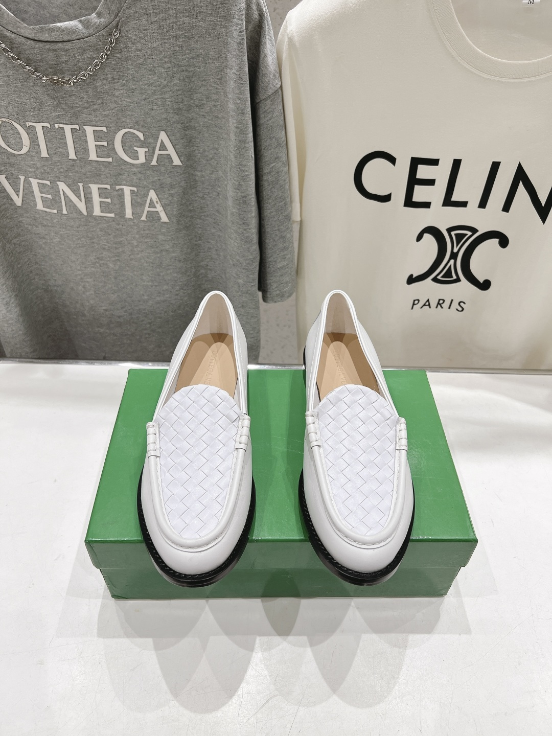 NO:922039,High version Bottega Veneta/BV F065 2026ss new genuine leather hand-woven Astaire loafers Original one-to-one method Another trend that is popular today is the ceiling!  The most versatile color, exquisite flat sole, wrapped fabric, same color heel leather, carefully designed, never sloppy, durable and comfortable, Italian computer needle machine for upper stitching, fine workmanship, upper material, imported calfskin, hand-woven, sheepskin used for lining of feet, original mold for nailed outsole, consistent genuine leather outsole, rubber logo printing process for shoe bags, the most high-end in the market, hot melt glue is used to shape the toe and heel, easy to rebound and not deformed.  Size 35-42 (40 41 42 customized, non-returnable), loafers, bottega veneta, bottega veneta, loafers, cowhide, sheepskin, Leather soles19860909高版本   Bottega Veneta/BV F065 2026ss新款真皮手工编织 Astaire乐福鞋 原版一比一做法 当今流行的又一趋势 天花板啦！最全色百搭 精致平底 包裹面料 同色跟皮 用心设计 绝不马虎 耐穿舒适 鞋面车线选用意大利电脑针车 做工精细 鞋面材质 进口小牛皮 手工编织 垫脚内里选用羊皮 打钉大底选用原版开模 一致真皮大底 鞋子布袋采用印胶logo工艺 市场最高端 采用热熔胶定型鞋头 后跟 易回弹不变形 码数35-42（40 41 42 定制不退换）,乐福鞋,bottega veneta,bottega veneta,loafers,cowhide,sheepskin,Leather soles,Women's Shoes