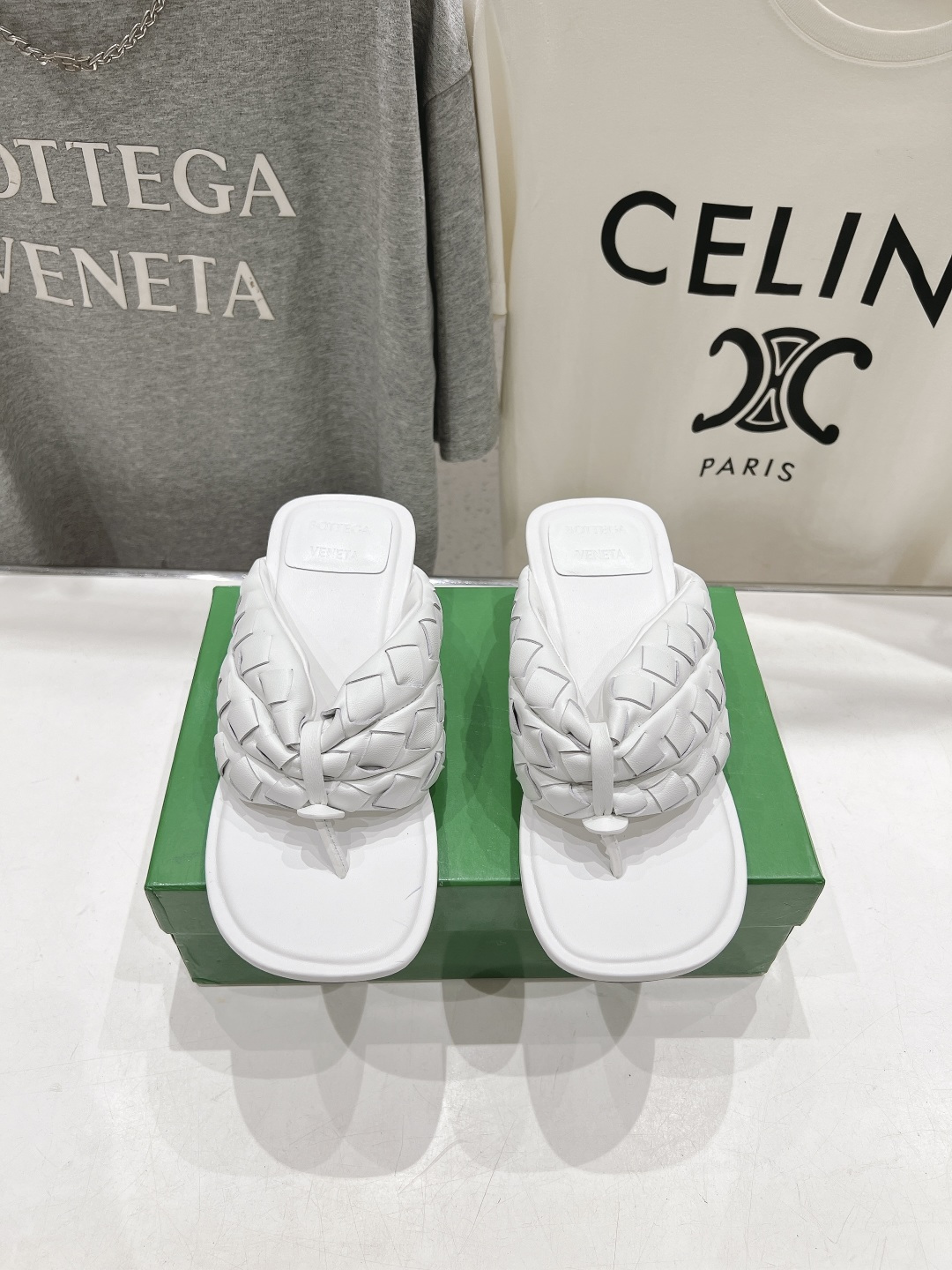 NO:922035,High version Bottega Veneta/BV F065 2026ss summer new model Parco Mule women's woven high-heeled flip-flops (original mold opening, the most correct version on the market) Pure genuine leather hand-woven uppers A simple piece of leather with 15 mm strips Hand-woven high-end and comfortable The fabric is made of high-quality lambskin The foot pads are made of genuine leather, hand-woven, high-end and comfortable  The heel height is 5.5cm, the upper foot is super stable, the original packaging is used, and the cloth bag is printed with a rubber logo process. The high-end version in the market. The upper stitching is made by an Italian computer sewing machine. The workmanship is fine. The size is 35-42 (40.41.42 is customized and non-returnable). Split-toe shoes, bottega veneta, bottega veneta, slippers, sheepskin, Leather soles19860909高版本 Bottega Veneta/BV F065 2026ss夏季新款Parco Mule女士编织高跟夹脚拖鞋（原版开模 市场最正确版本） 纯真皮手工编织鞋面 简约一块皮15毫米抽条 手工编织而成 高档舒适 面料选用优质小羊皮 垫脚真皮手工编织,舒适高端 大底选用意大利真皮大底&注塑橡胶工艺 运用轻染工艺 对标对版 跟高5.5cm 上脚超稳 选用原版包装,布袋采用印胶logo工艺 市场高端版本 鞋面车线选用意大利电脑针车 做工精细 码数35-42（40.41.42订做不退换）,分趾鞋,bottega veneta,bottega veneta,slippers,sheepskin,Leather soles,Women's Shoes