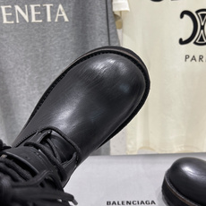 高版本出厂 男码+30 BALENCIAG*巴黎世家F046 2026ss秋冬新款情侣款搭扣中筒机车靴马丁靴 采用 高版本出厂 男码+30 BALENCIAG*巴黎世家F046 2026ss秋冬新款情侣款搭扣中筒机车靴马丁靴 采用