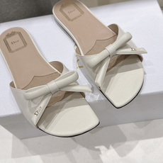 高版本出厂 Dior*迪奥F037 2026ss夏季新款蝴蝶结平底拖鞋~公主范十足,颜色非常抬肤色,迷人的时尚美感 夏 高版本出厂 Dior*迪奥F037 2026ss夏季新款蝴蝶结平底拖鞋~公主范十足,颜色非常抬肤色,迷人的时尚美感 夏