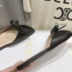 高版本出厂 Dior*迪奥F037 2026ss夏季新款蝴蝶结平底拖鞋~公主范十足,颜色非常抬肤色,迷人的时尚美感 夏 高版本出厂 Dior*迪奥F037 2026ss夏季新款蝴蝶结平底拖鞋~公主范十足,颜色非常抬肤色,迷人的时尚美感 夏