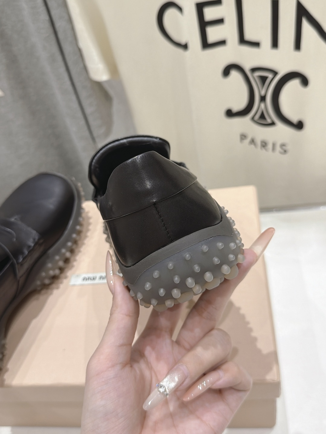 高版本出厂 MiuMiu/缪缪F068 2026ss秋冬新款一脚蹬乐福鞋休闲鞋~顶级版本 今年主推款 复古做旧时尚 高版本出厂 MiuMiu/缪缪F068 2026ss秋冬新款一脚蹬乐福鞋休闲鞋~顶级版本 今年主推款 复古做旧时尚
