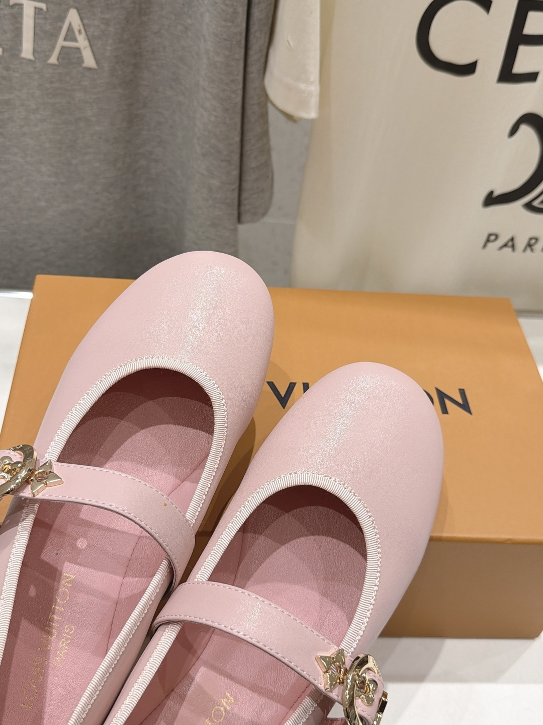 高版本出厂 Louis Vuitton ss26 new arrival LV驴牌新款系列玛丽珍平底鞋单鞋 简约精致 高版本出厂 Louis Vuitton ss26 new arrival LV驴牌新款系列玛丽珍平底鞋单鞋 简约精致