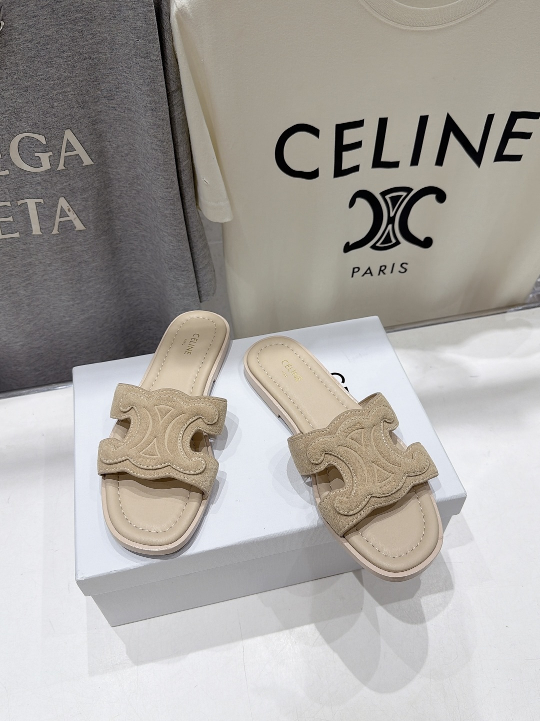 高版本出厂 Celine*塞琳F037 2026ss思琳夏季新款凯旋门Logo平底拖鞋 高级感十足 网红ins种草神 高版本出厂 Celine*塞琳F037 2026ss思琳夏季新款凯旋门Logo平底拖鞋 高级感十足 网红ins种草神