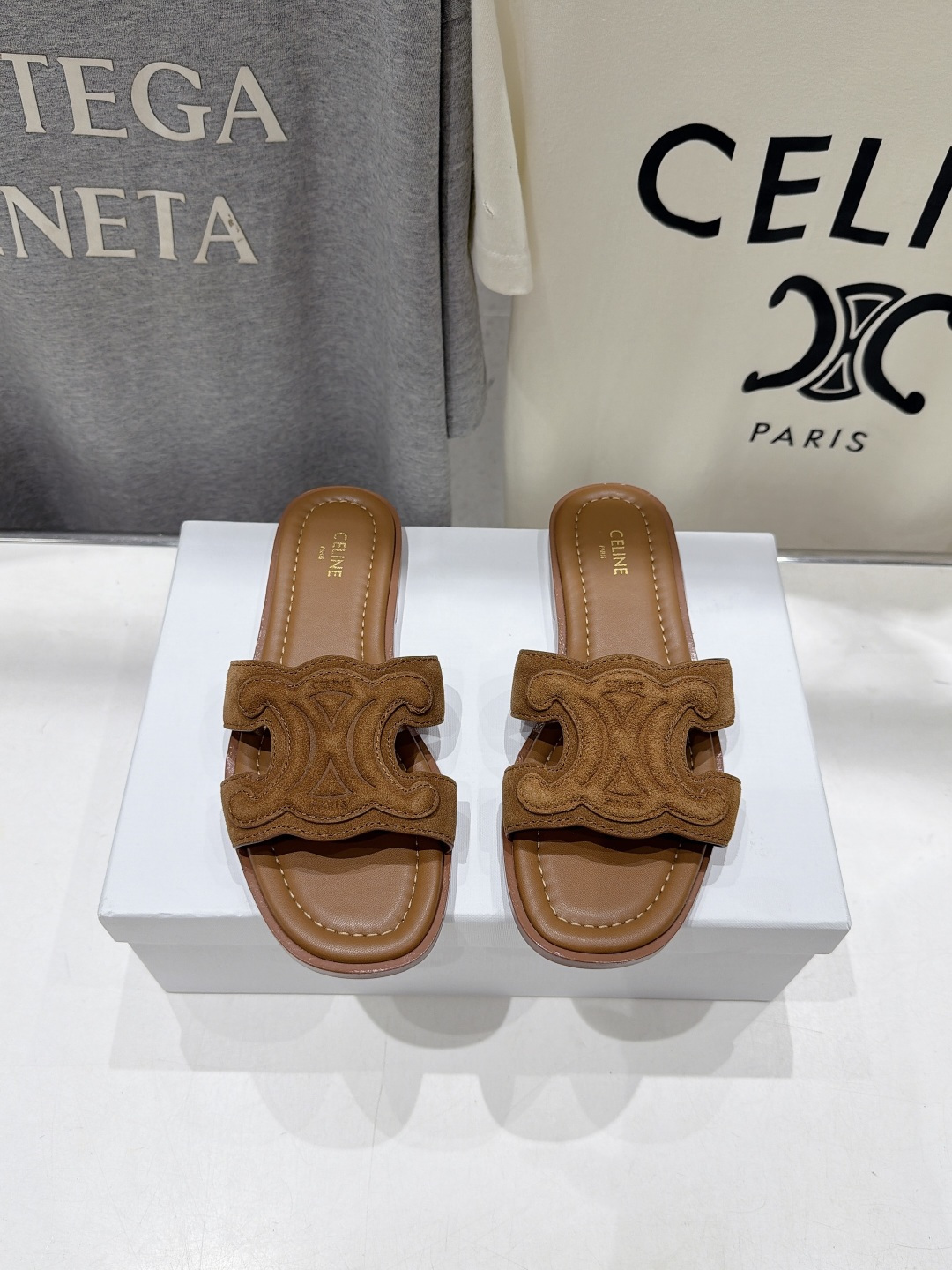 高版本出厂 Celine*塞琳F037 2026ss思琳夏季新款凯旋门Logo平底拖鞋 高级感十足 网红ins种草神 高版本出厂 Celine*塞琳F037 2026ss思琳夏季新款凯旋门Logo平底拖鞋 高级感十足 网红ins种草神