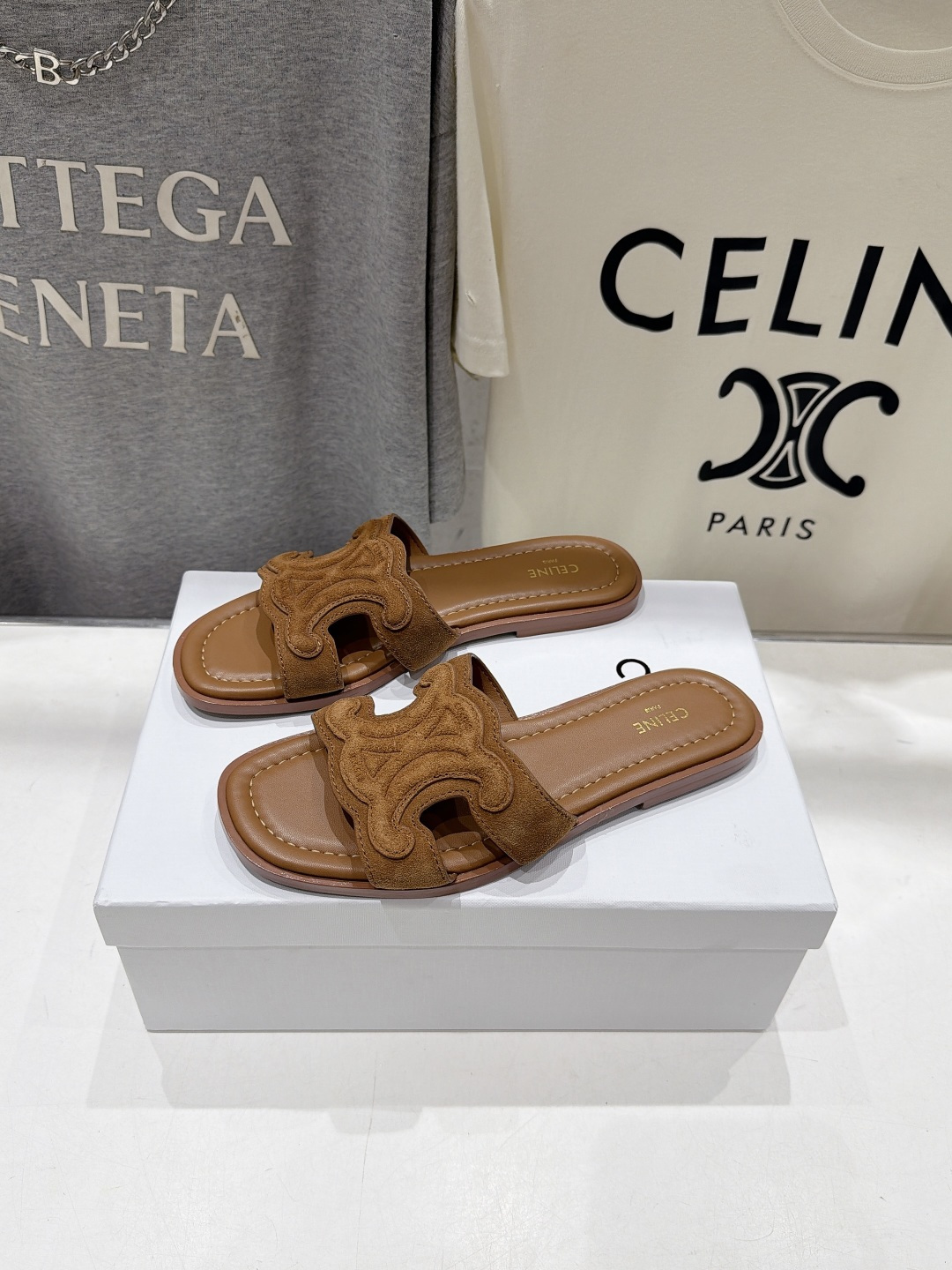 高版本出厂 Celine*塞琳F037 2026ss思琳夏季新款凯旋门Logo平底拖鞋 高级感十足 网红ins种草神 高版本出厂 Celine*塞琳F037 2026ss思琳夏季新款凯旋门Logo平底拖鞋 高级感十足 网红ins种草神