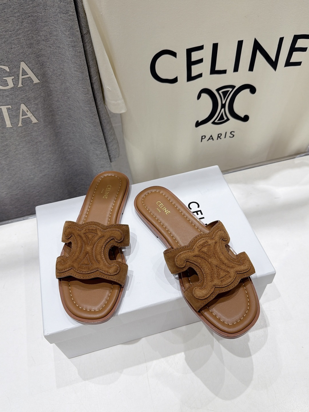 高版本出厂 Celine*塞琳F037 2026ss思琳夏季新款凯旋门Logo平底拖鞋 高级感十足 网红ins种草神 高版本出厂 Celine*塞琳F037 2026ss思琳夏季新款凯旋门Logo平底拖鞋 高级感十足 网红ins种草神