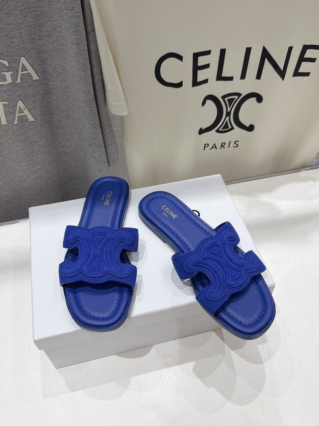 高版本出厂 Celine*塞琳F037 2026ss思琳夏季新款凯旋门Logo平底拖鞋 高级感十足 网红ins种草神 高版本出厂 Celine*塞琳F037 2026ss思琳夏季新款凯旋门Logo平底拖鞋 高级感十足 网红ins种草神
