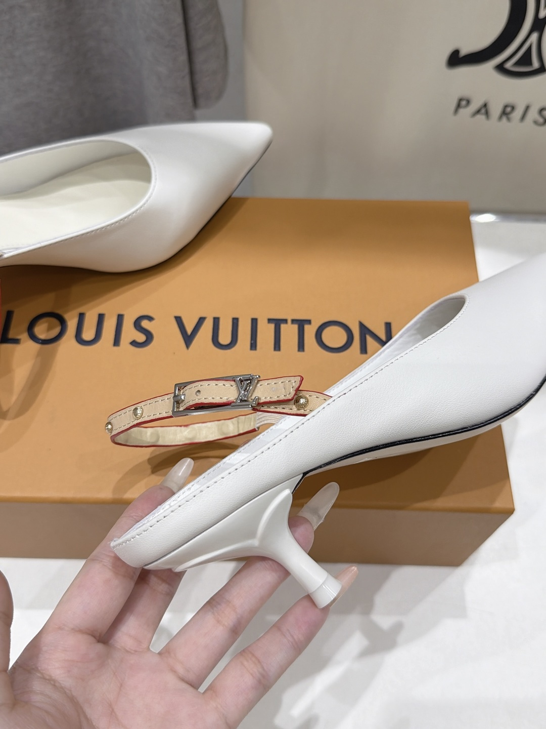 高版本出厂 Louis Vuitton ss26 new arrival LV驴牌夏季新款尖头后空高跟鞋凉鞋 简约精 高版本出厂 Louis Vuitton ss26 new arrival LV驴牌夏季新款尖头后空高跟鞋凉鞋 简约精
