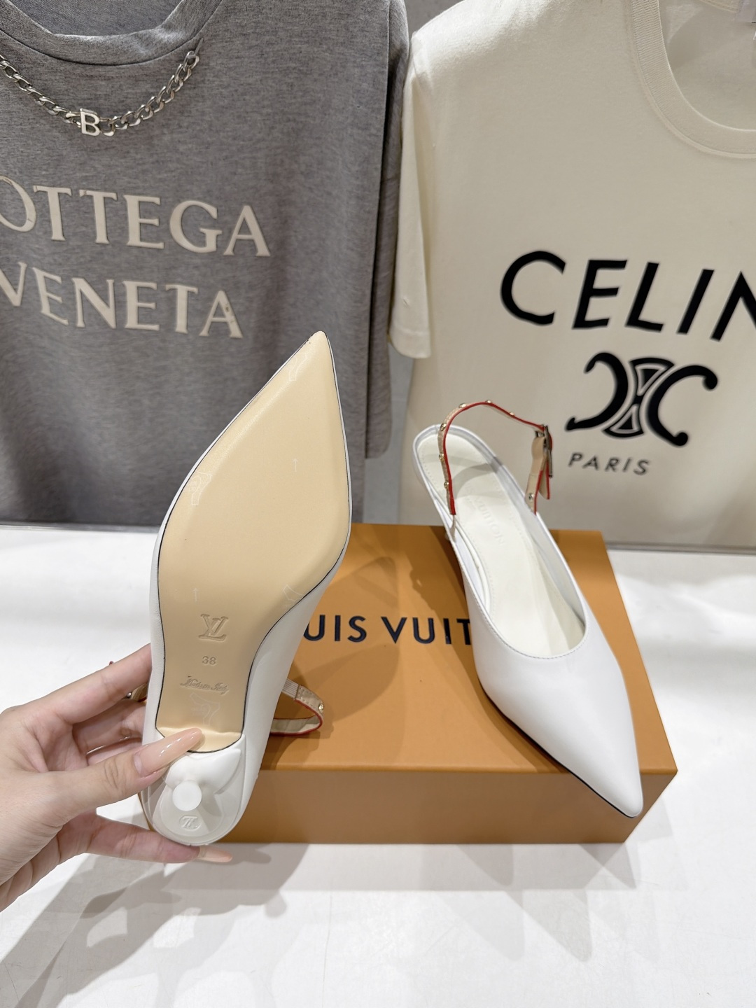 高版本出厂 Louis Vuitton ss26 new arrival LV驴牌夏季新款尖头后空高跟鞋凉鞋 简约精 高版本出厂 Louis Vuitton ss26 new arrival LV驴牌夏季新款尖头后空高跟鞋凉鞋 简约精
