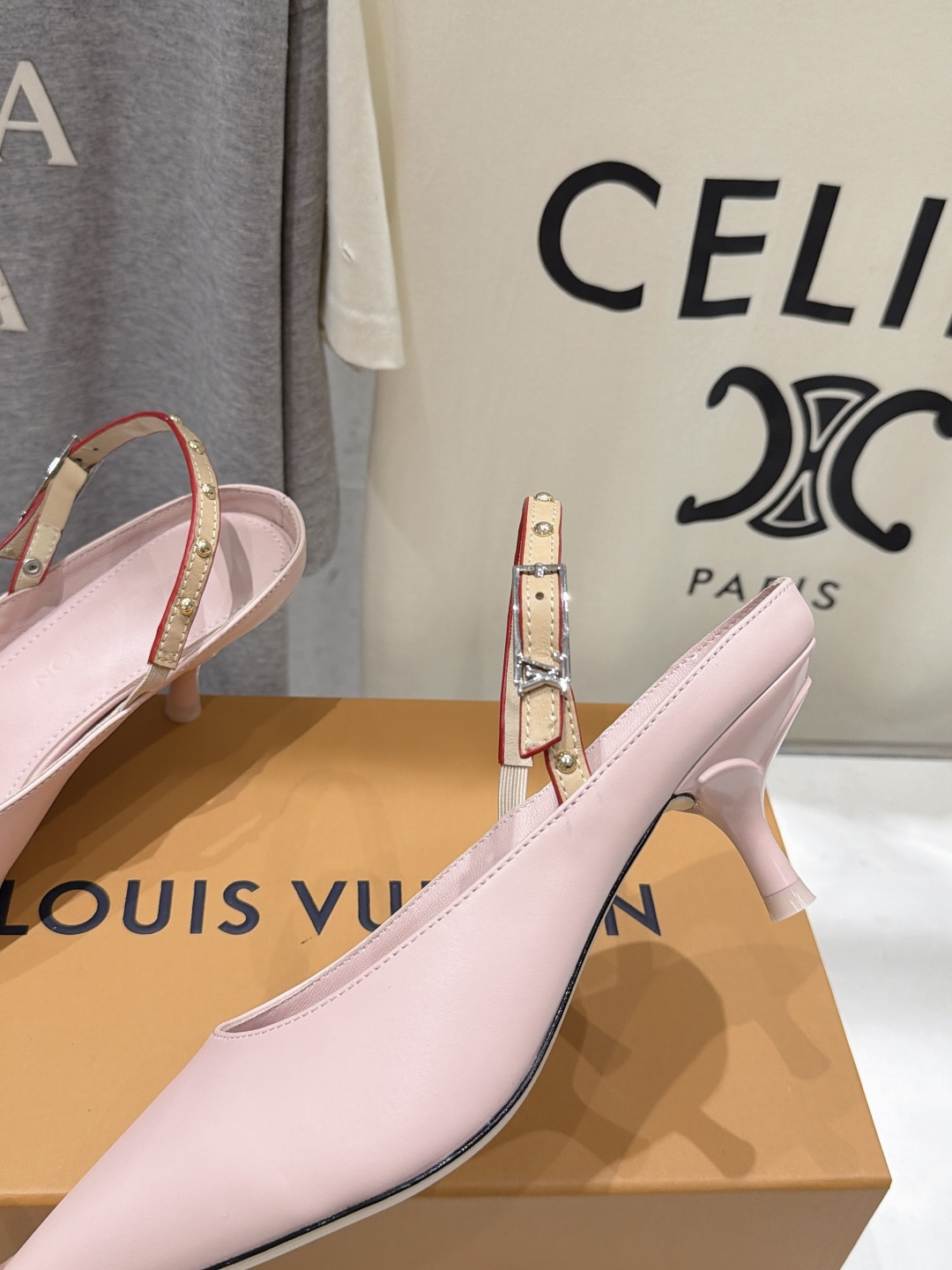 高版本出厂 Louis Vuitton ss26 new arrival LV驴牌夏季新款尖头后空高跟鞋凉鞋 简约精 高版本出厂 Louis Vuitton ss26 new arrival LV驴牌夏季新款尖头后空高跟鞋凉鞋 简约精