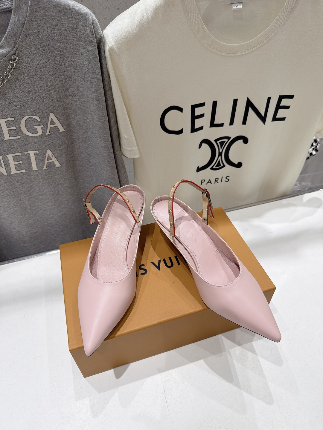 高版本出厂 Louis Vuitton ss26 new arrival LV驴牌夏季新款尖头后空高跟鞋凉鞋 简约精 高版本出厂 Louis Vuitton ss26 new arrival LV驴牌夏季新款尖头后空高跟鞋凉鞋 简约精