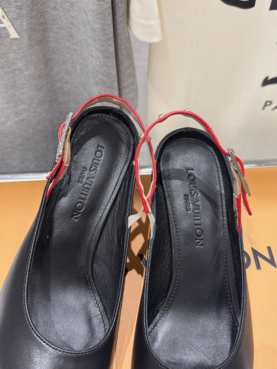 高版本出厂 Louis Vuitton ss26 new arrival LV驴牌夏季新款尖头后空高跟鞋凉鞋 简约精 高版本出厂 Louis Vuitton ss26 new arrival LV驴牌夏季新款尖头后空高跟鞋凉鞋 简约精