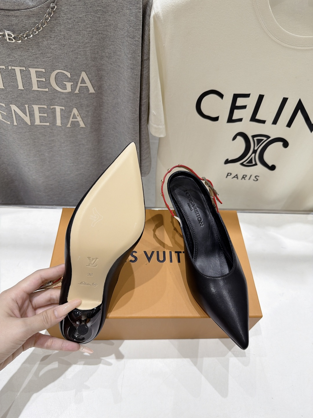 高版本出厂 Louis Vuitton ss26 new arrival LV驴牌夏季新款尖头后空高跟鞋凉鞋 简约精 高版本出厂 Louis Vuitton ss26 new arrival LV驴牌夏季新款尖头后空高跟鞋凉鞋 简约精