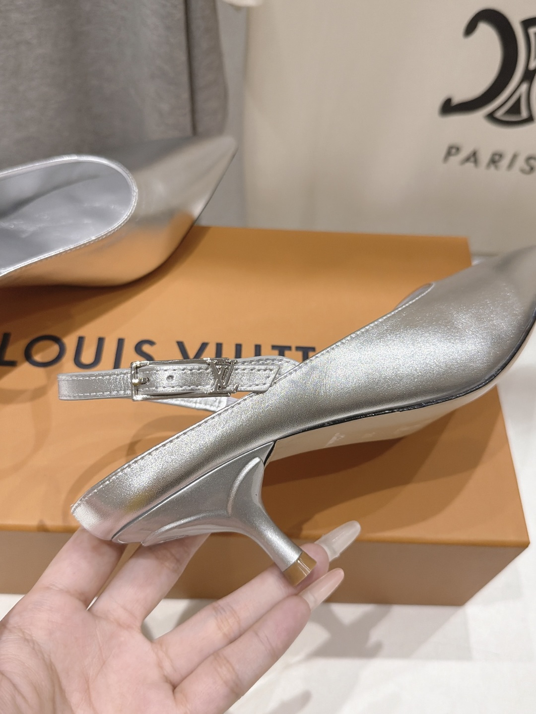 高版本出厂   Louis Vuitton ss26 new arrival LV驴牌夏季新款尖头后空高跟鞋凉鞋 简约精