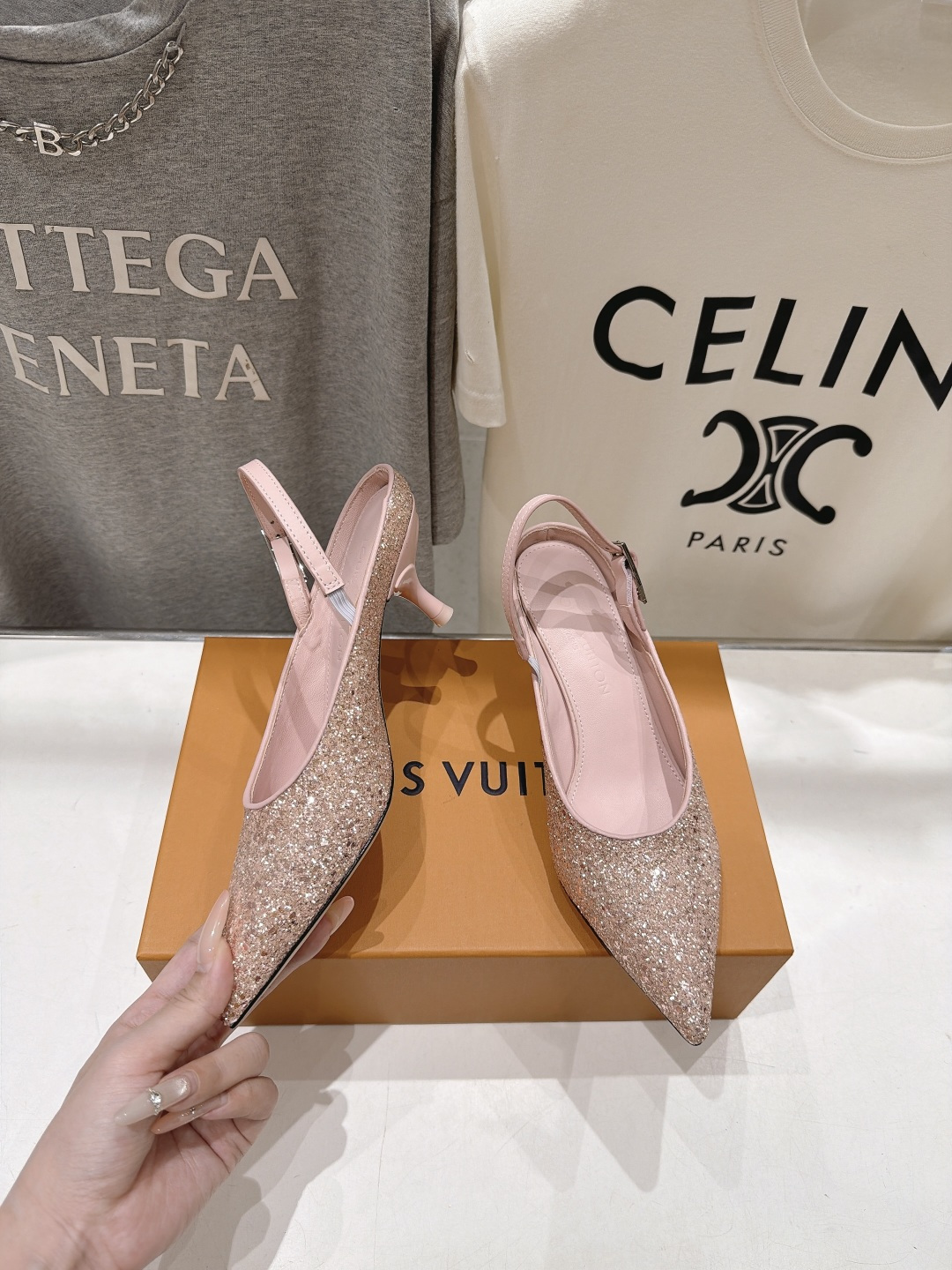 高版本出厂 Louis Vuitton ss26 new arrival LV驴牌夏季新款尖头后空高跟鞋凉鞋 简约精 高版本出厂 Louis Vuitton ss26 new arrival LV驴牌夏季新款尖头后空高跟鞋凉鞋 简约精