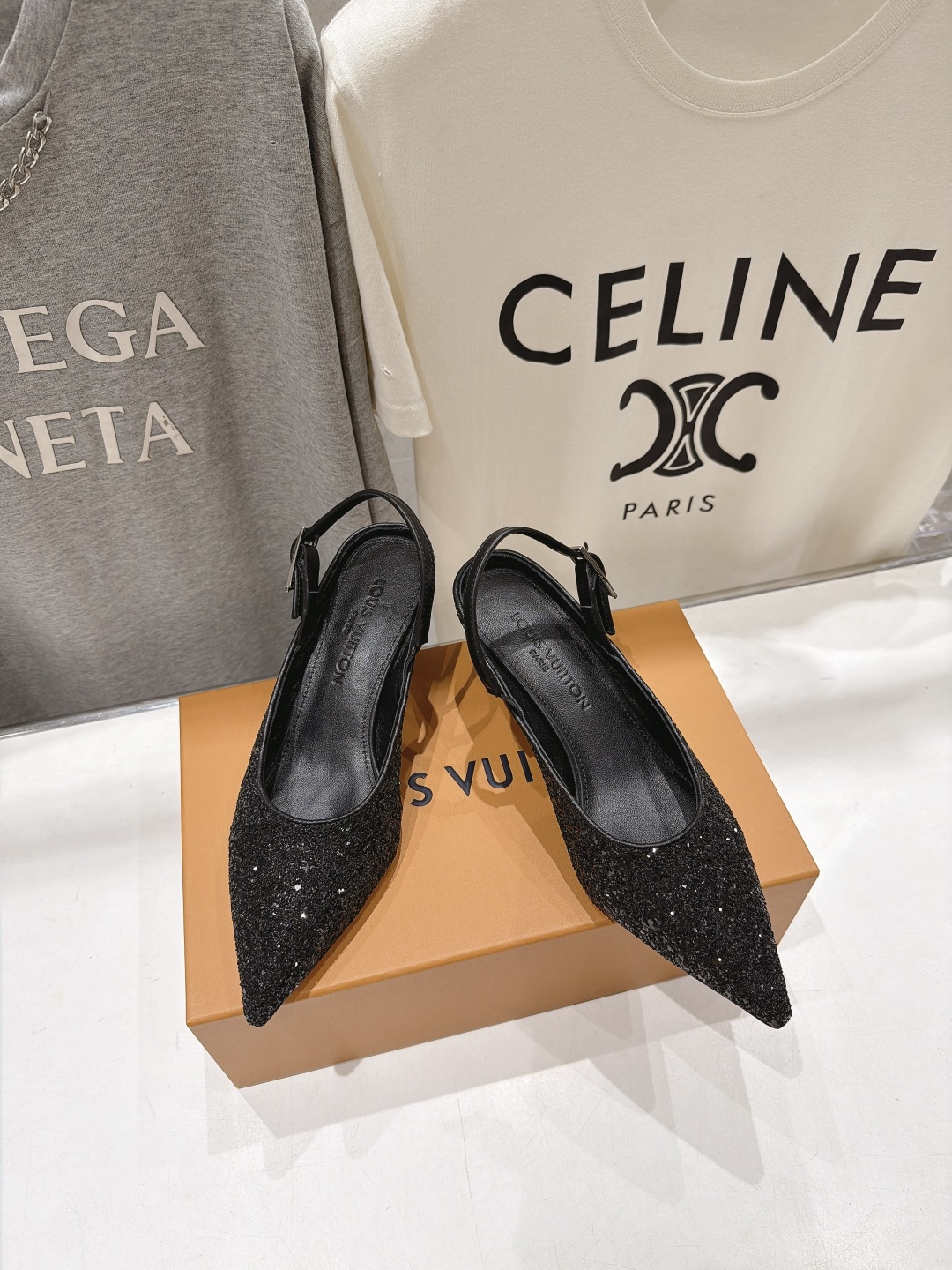 高版本出厂 Louis Vuitton ss26 new arrival LV驴牌夏季新款尖头后空高跟鞋凉鞋 简约精 高版本出厂 Louis Vuitton ss26 new arrival LV驴牌夏季新款尖头后空高跟鞋凉鞋 简约精