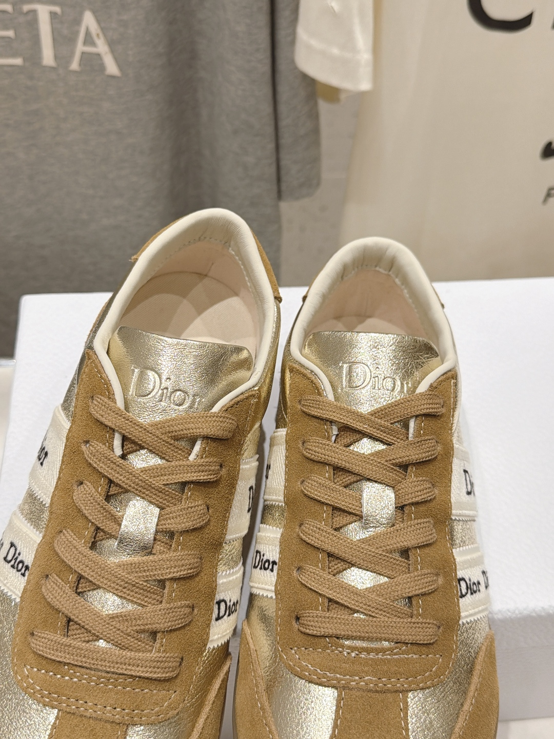 高版本出厂 升级版 Dior/迪奥D家F019 2026ss新款系带时尚休闲运动鞋 原版购入开发做货,精心制作。这款 高版本出厂 升级版 Dior/迪奥D家F019 2026ss新款系带时尚休闲运动鞋 原版购入开发做货,精心制作。这款