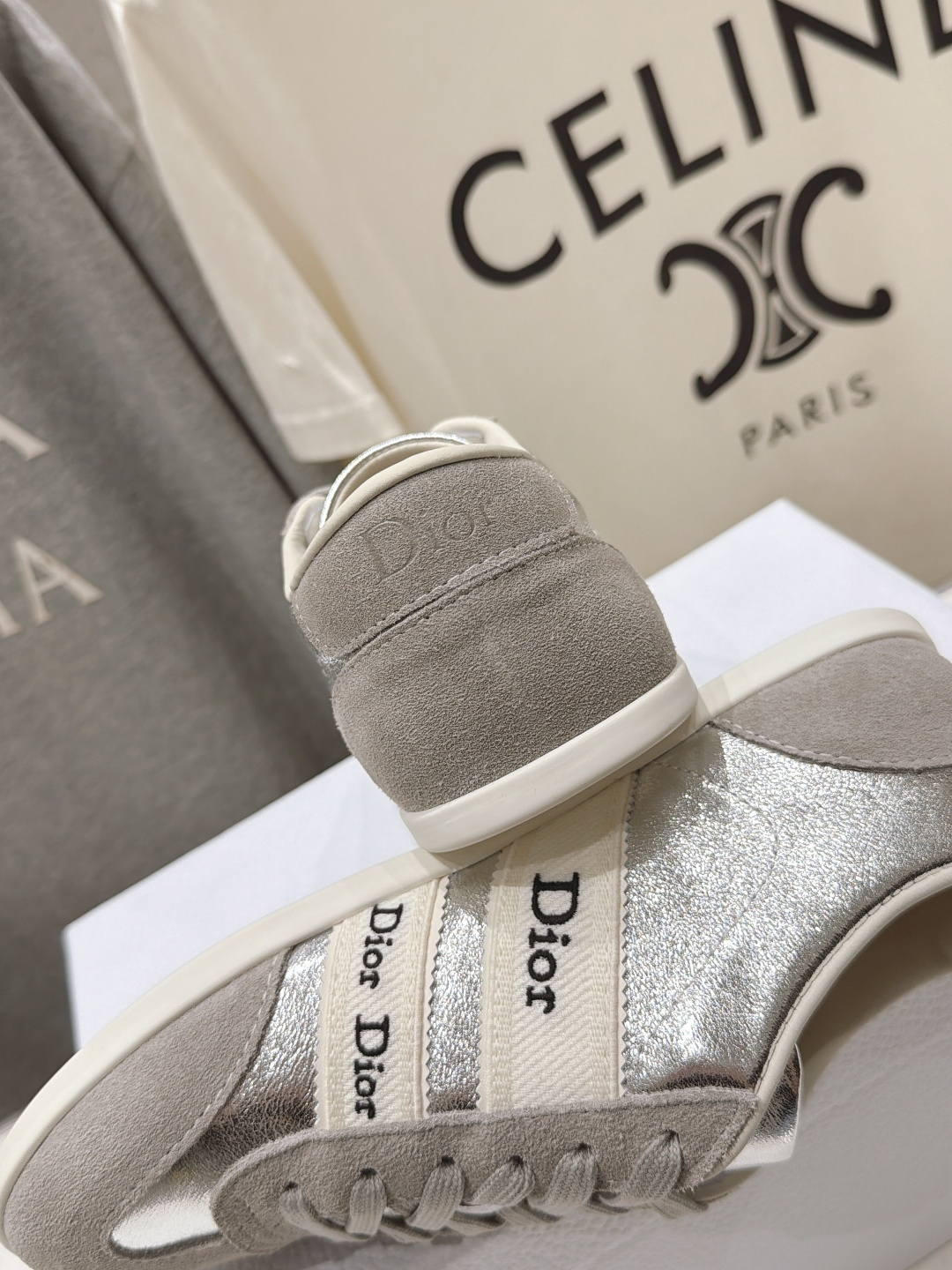 高版本出厂 升级版 Dior/迪奥D家F019 2026ss新款系带时尚休闲运动鞋 原版购入开发做货,精心制作。这款 高版本出厂 升级版 Dior/迪奥D家F019 2026ss新款系带时尚休闲运动鞋 原版购入开发做货,精心制作。这款