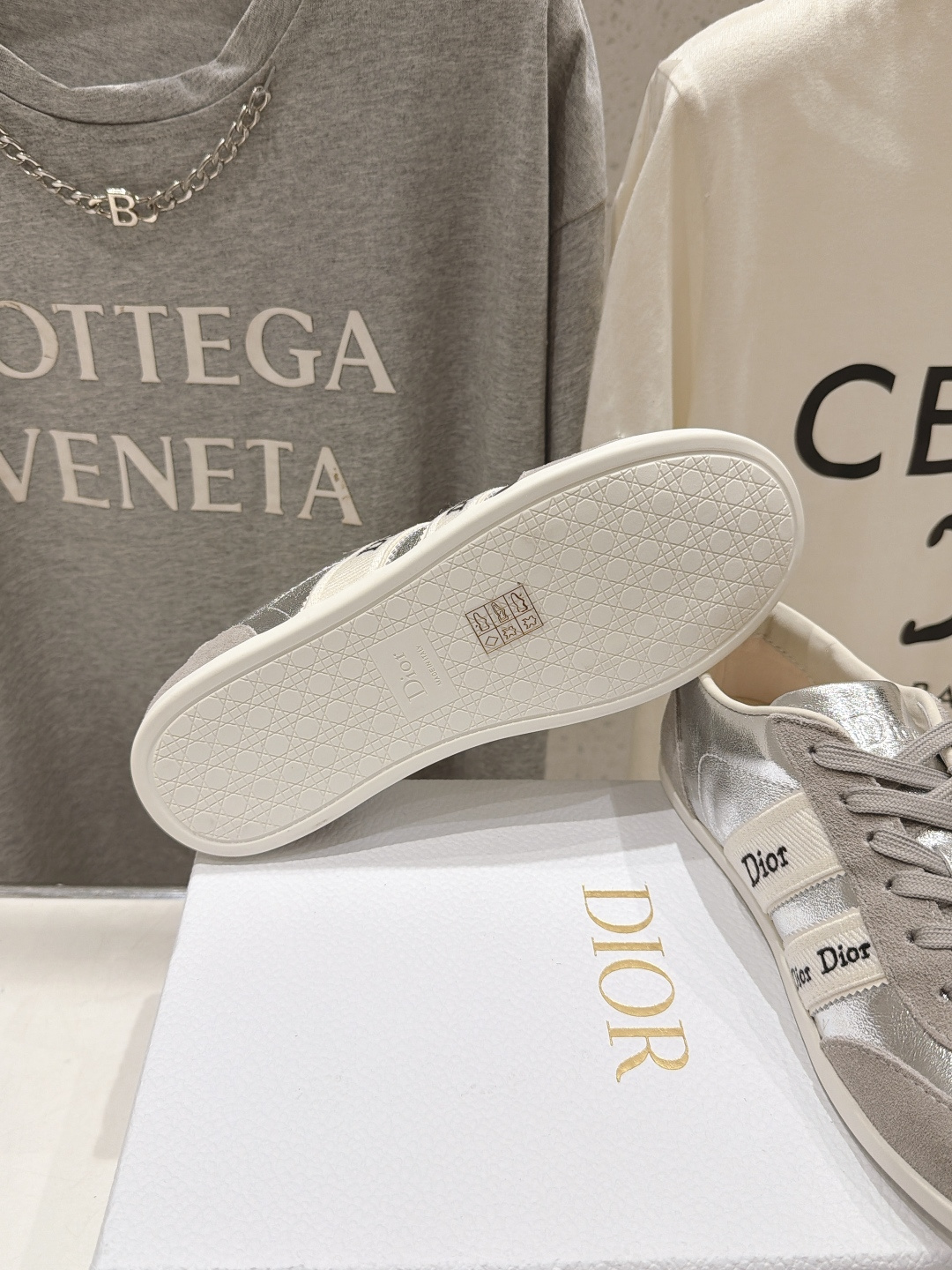高版本出厂 升级版 Dior/迪奥D家F019 2026ss新款系带时尚休闲运动鞋 原版购入开发做货,精心制作。这款 高版本出厂 升级版 Dior/迪奥D家F019 2026ss新款系带时尚休闲运动鞋 原版购入开发做货,精心制作。这款