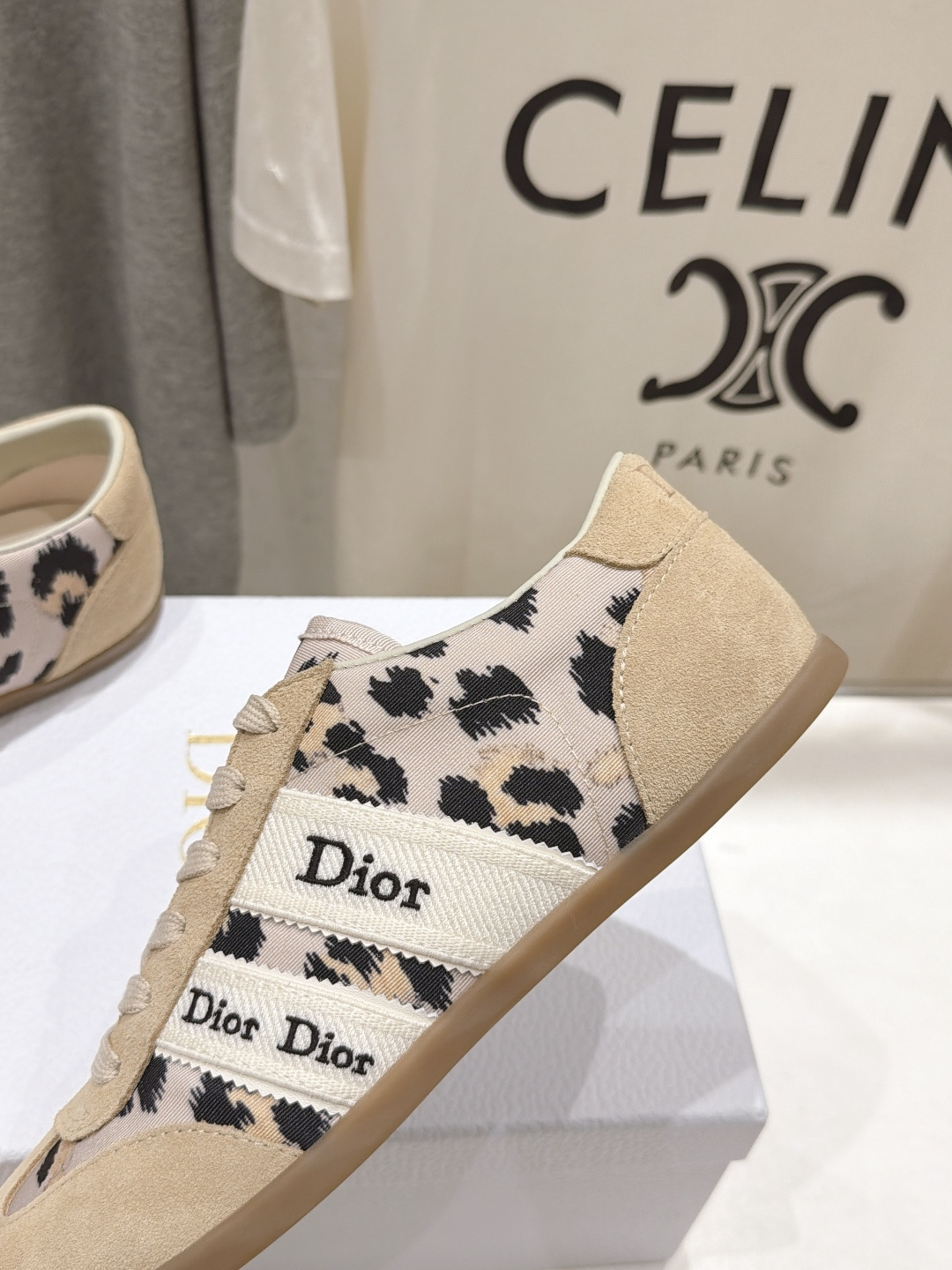 高版本出厂 升级版 Dior/迪奥D家F019 2026ss新款系带时尚休闲运动鞋 原版购入开发做货,精心制作。这款 高版本出厂 升级版 Dior/迪奥D家F019 2026ss新款系带时尚休闲运动鞋 原版购入开发做货,精心制作。这款