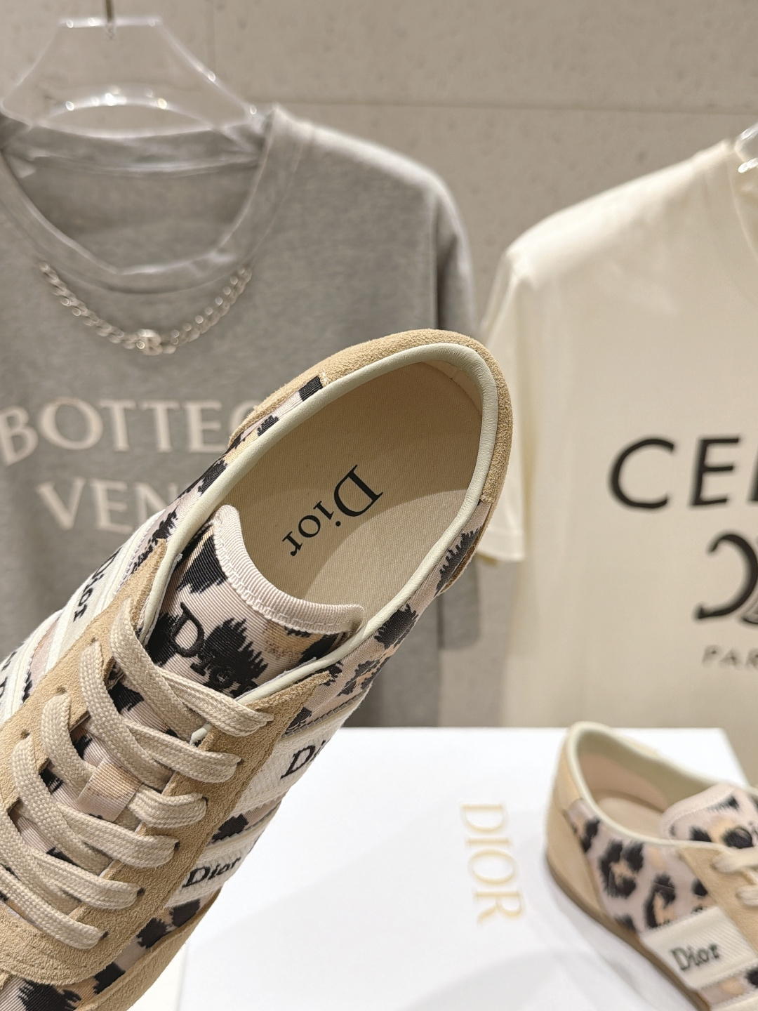 高版本出厂 升级版 Dior/迪奥D家F019 2026ss新款系带时尚休闲运动鞋 原版购入开发做货,精心制作。这款 高版本出厂 升级版 Dior/迪奥D家F019 2026ss新款系带时尚休闲运动鞋 原版购入开发做货,精心制作。这款