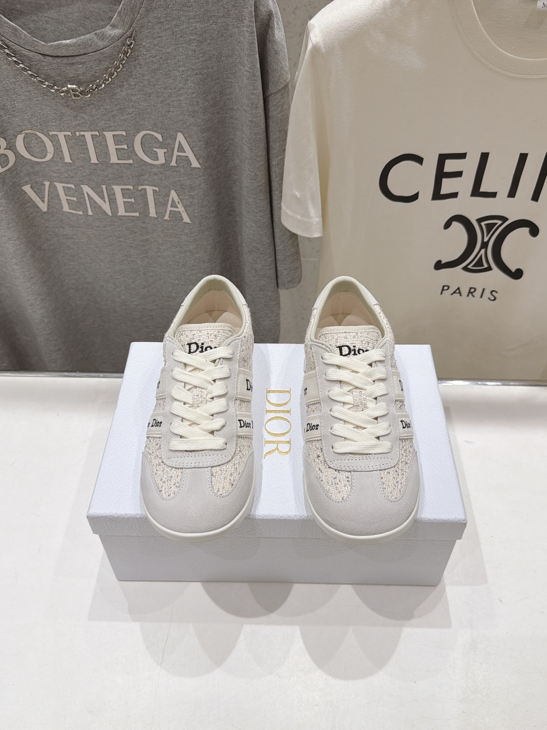 高版本出厂 升级版 Dior/迪奥D家F019 2026ss新款系带时尚休闲运动鞋 原版购入开发做货,精心制作。这款 高版本出厂 升级版 Dior/迪奥D家F019 2026ss新款系带时尚休闲运动鞋 原版购入开发做货,精心制作。这款