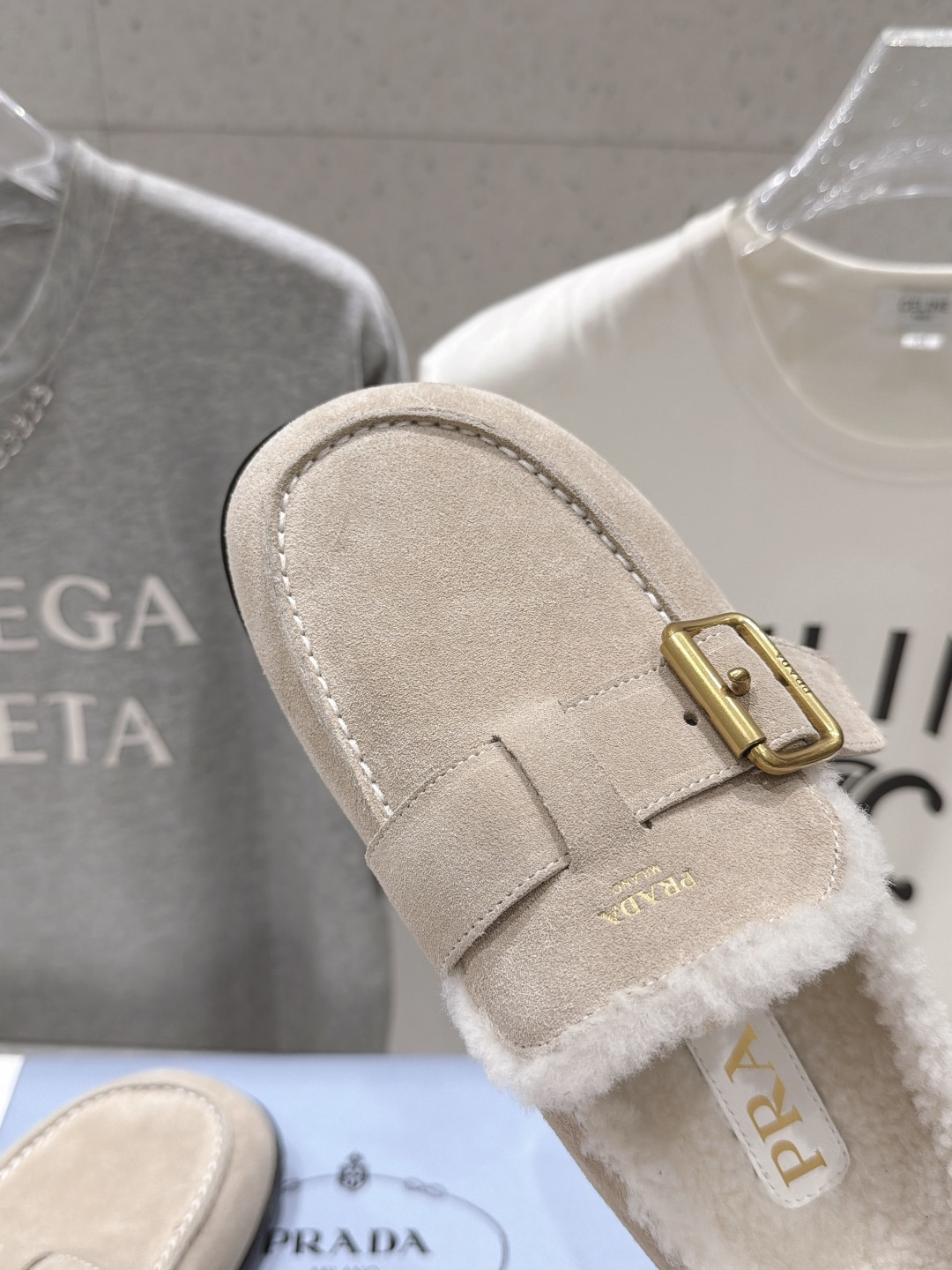 高版本出厂 Prada*普拉达F027 2026ss秋冬新款毛里居家半包毛毛鞋乐福鞋拖鞋✨闪亮登场✨ 时尚大方的设 高版本出厂 Prada*普拉达F027 2026ss秋冬新款毛里居家半包毛毛鞋乐福鞋拖鞋✨闪亮登场✨ 时尚大方的设