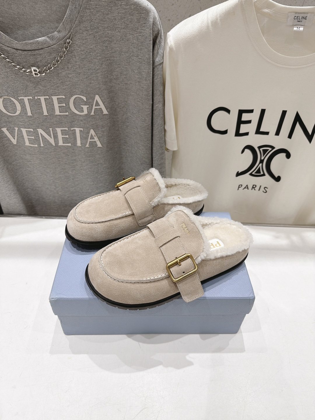 高版本出厂 Prada*普拉达F027 2026ss秋冬新款毛里居家半包毛毛鞋乐福鞋拖鞋✨闪亮登场✨ 时尚大方的设 高版本出厂 Prada*普拉达F027 2026ss秋冬新款毛里居家半包毛毛鞋乐福鞋拖鞋✨闪亮登场✨ 时尚大方的设
