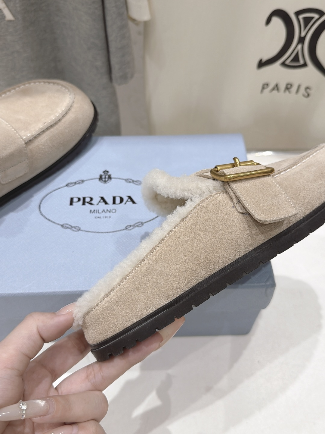 高版本出厂 Prada*普拉达F027 2026ss秋冬新款毛里居家半包毛毛鞋乐福鞋拖鞋✨闪亮登场✨ 时尚大方的设 高版本出厂 Prada*普拉达F027 2026ss秋冬新款毛里居家半包毛毛鞋乐福鞋拖鞋✨闪亮登场✨ 时尚大方的设