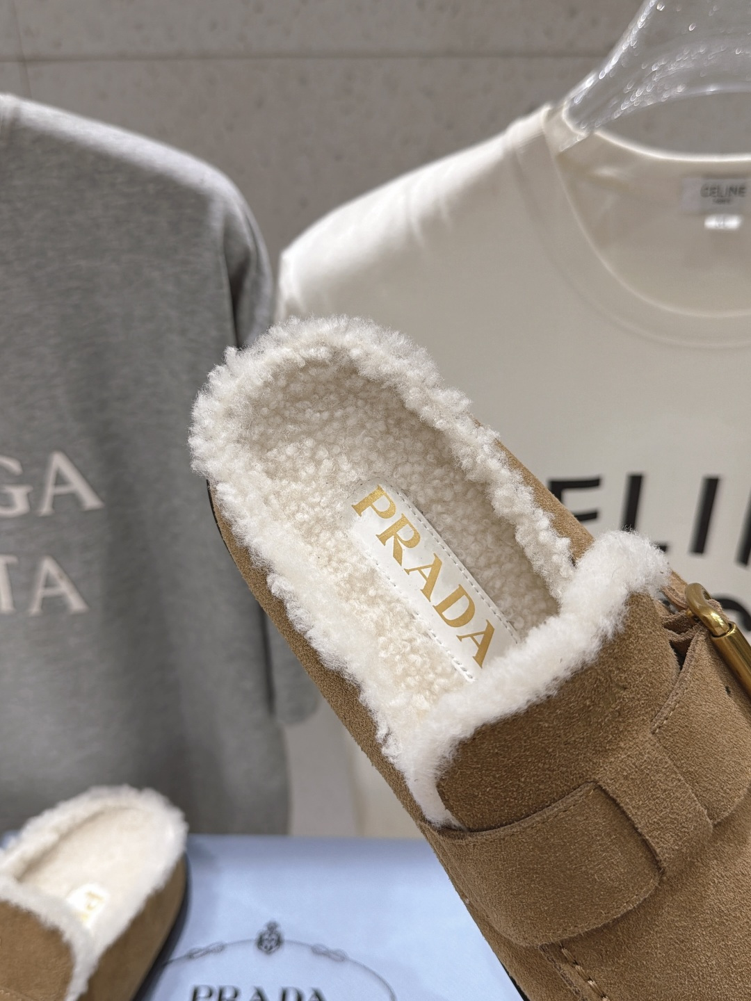 高版本出厂 Prada*普拉达F027 2026ss秋冬新款毛里居家半包毛毛鞋乐福鞋拖鞋✨闪亮登场✨ 时尚大方的设 高版本出厂 Prada*普拉达F027 2026ss秋冬新款毛里居家半包毛毛鞋乐福鞋拖鞋✨闪亮登场✨ 时尚大方的设