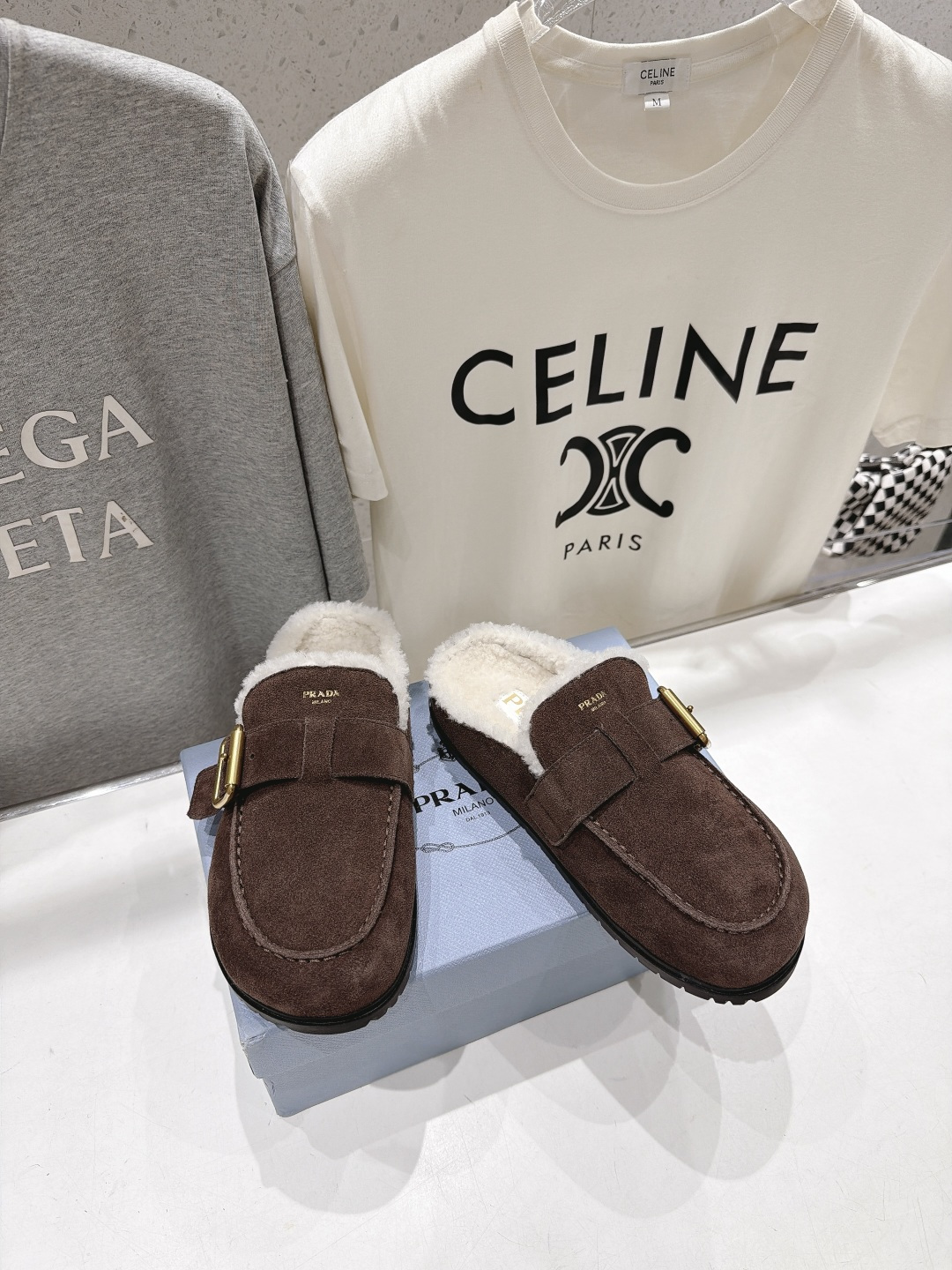 高版本出厂 Prada*普拉达F027 2026ss秋冬新款毛里居家半包毛毛鞋乐福鞋拖鞋✨闪亮登场✨ 时尚大方的设 高版本出厂 Prada*普拉达F027 2026ss秋冬新款毛里居家半包毛毛鞋乐福鞋拖鞋✨闪亮登场✨ 时尚大方的设