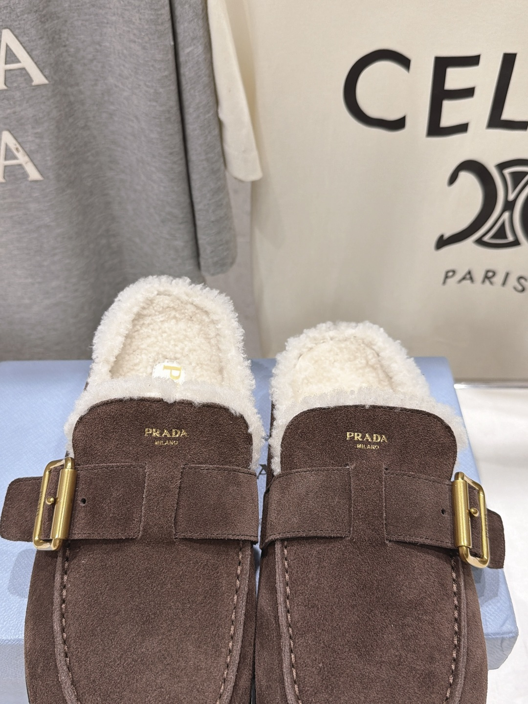 高版本出厂 Prada*普拉达F027 2026ss秋冬新款毛里居家半包毛毛鞋乐福鞋拖鞋✨闪亮登场✨ 时尚大方的设 高版本出厂 Prada*普拉达F027 2026ss秋冬新款毛里居家半包毛毛鞋乐福鞋拖鞋✨闪亮登场✨ 时尚大方的设