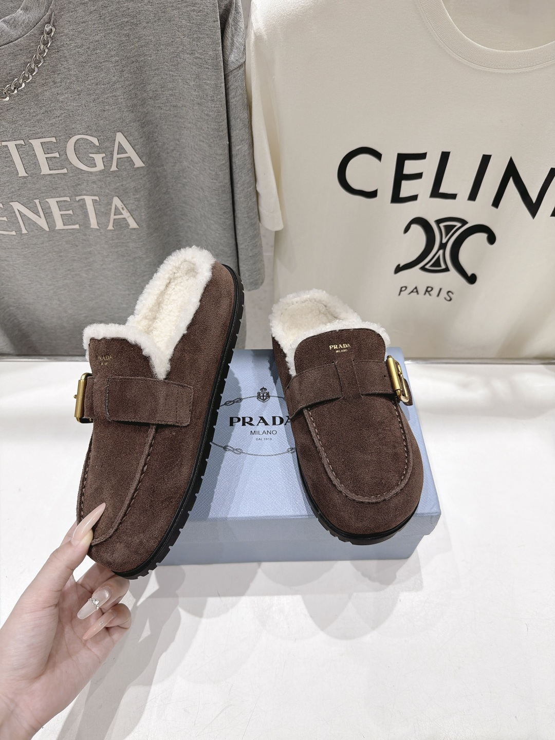 高版本出厂 Prada*普拉达F027 2026ss秋冬新款毛里居家半包毛毛鞋乐福鞋拖鞋✨闪亮登场✨ 时尚大方的设 高版本出厂 Prada*普拉达F027 2026ss秋冬新款毛里居家半包毛毛鞋乐福鞋拖鞋✨闪亮登场✨ 时尚大方的设
