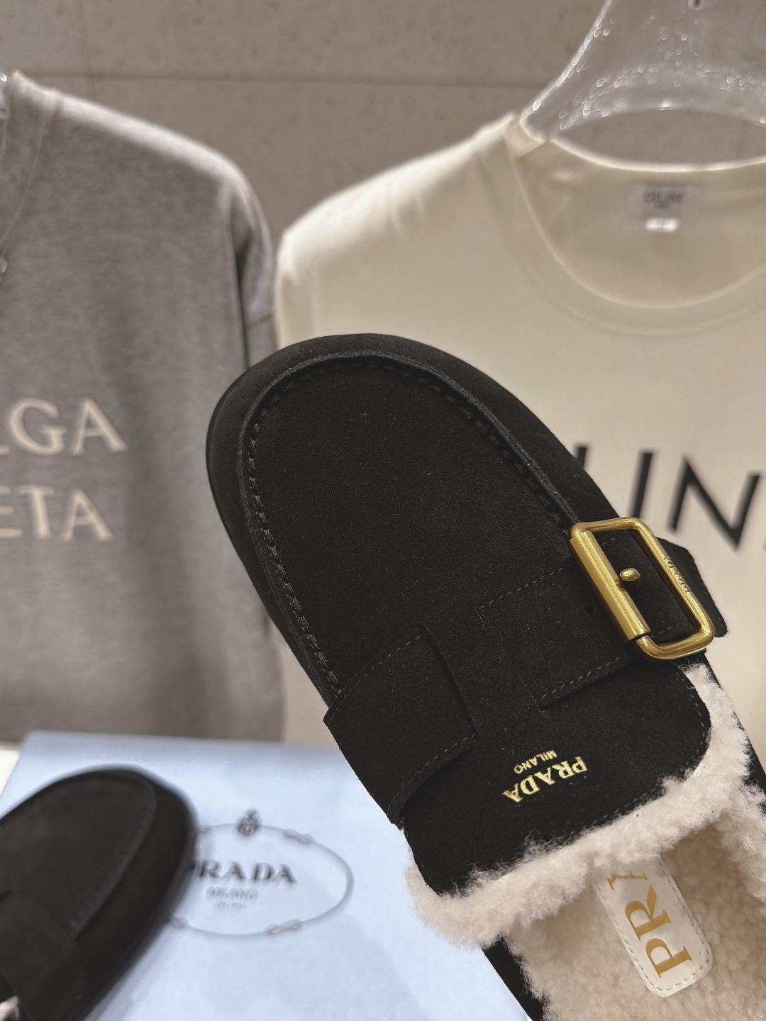 高版本出厂 Prada*普拉达F027 2026ss秋冬新款毛里居家半包毛毛鞋乐福鞋拖鞋✨闪亮登场✨ 时尚大方的设 高版本出厂 Prada*普拉达F027 2026ss秋冬新款毛里居家半包毛毛鞋乐福鞋拖鞋✨闪亮登场✨ 时尚大方的设