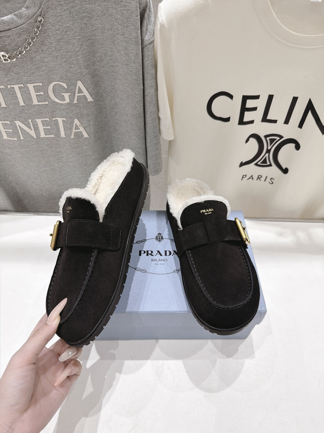 高版本出厂 Prada*普拉达F027 2026ss秋冬新款毛里居家半包毛毛鞋乐福鞋拖鞋✨闪亮登场✨ 时尚大方的设 高版本出厂 Prada*普拉达F027 2026ss秋冬新款毛里居家半包毛毛鞋乐福鞋拖鞋✨闪亮登场✨ 时尚大方的设