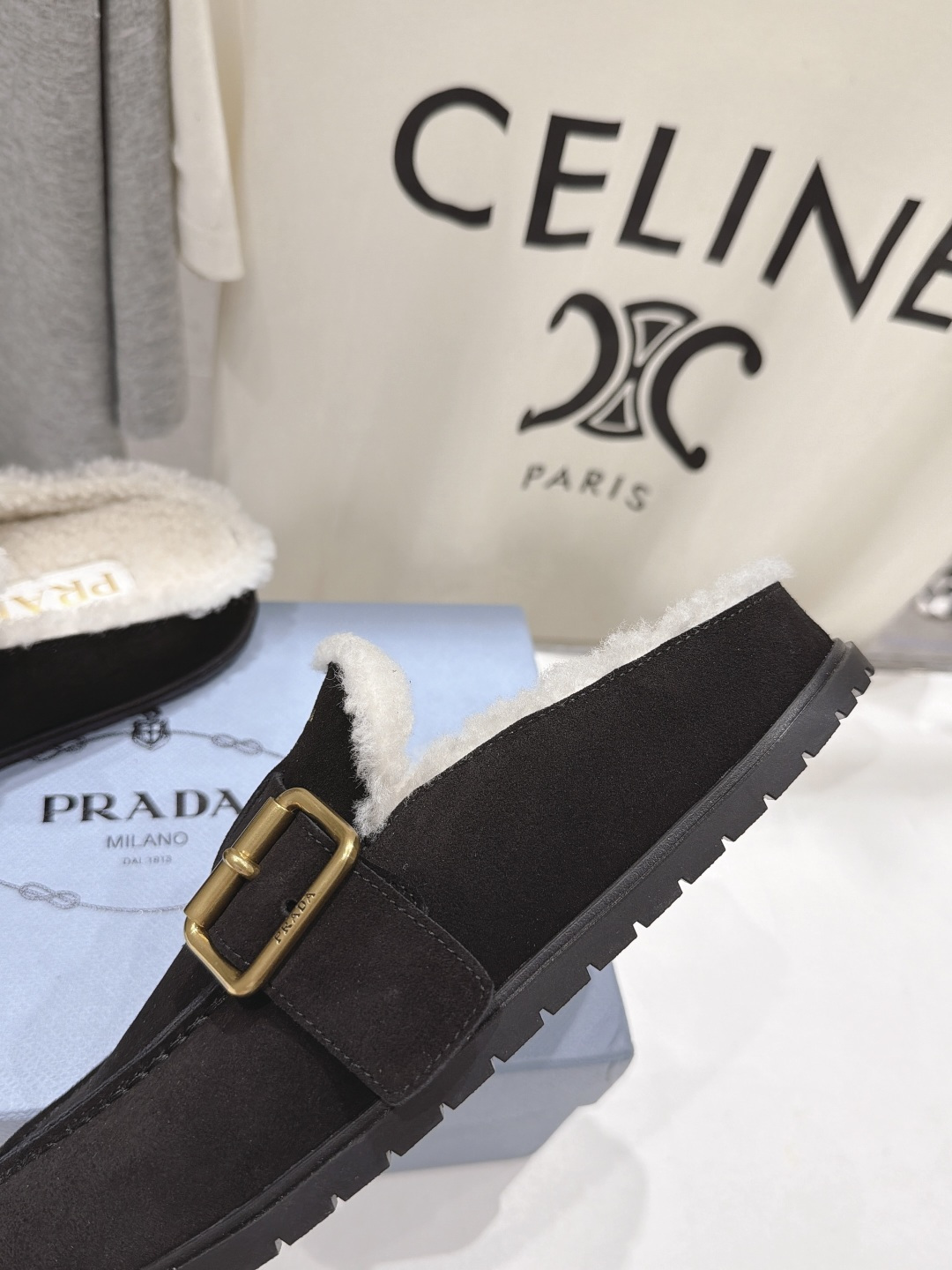 高版本出厂 Prada*普拉达F027 2026ss秋冬新款毛里居家半包毛毛鞋乐福鞋拖鞋✨闪亮登场✨ 时尚大方的设 高版本出厂 Prada*普拉达F027 2026ss秋冬新款毛里居家半包毛毛鞋乐福鞋拖鞋✨闪亮登场✨ 时尚大方的设
