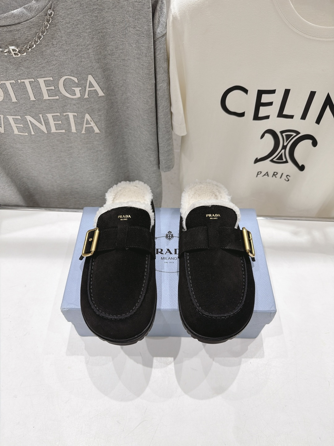 高版本出厂 Prada*普拉达F027 2026ss秋冬新款毛里居家半包毛毛鞋乐福鞋拖鞋✨闪亮登场✨ 时尚大方的设 高版本出厂 Prada*普拉达F027 2026ss秋冬新款毛里居家半包毛毛鞋乐福鞋拖鞋✨闪亮登场✨ 时尚大方的设