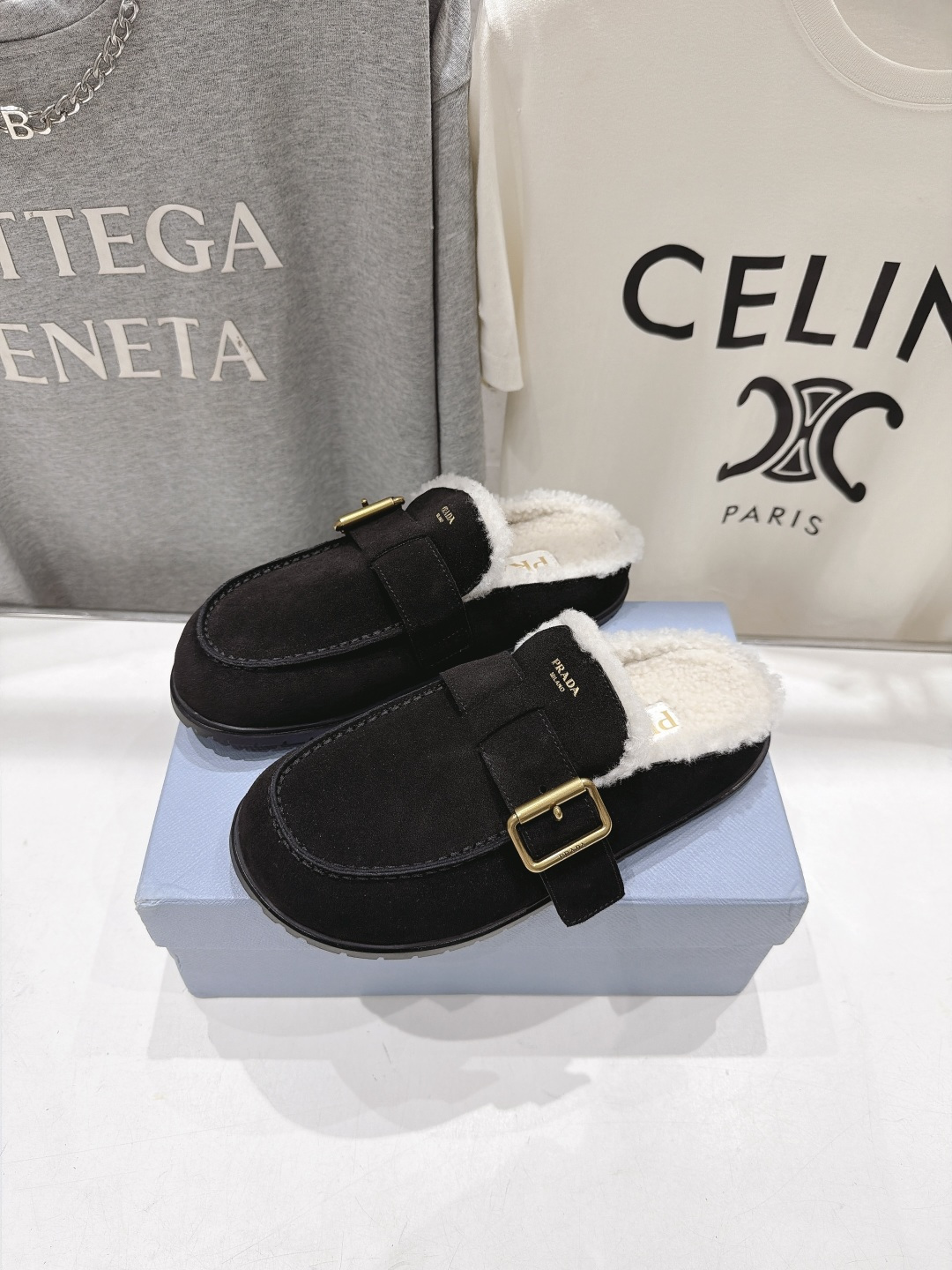 高版本出厂 Prada*普拉达F027 2026ss秋冬新款毛里居家半包毛毛鞋乐福鞋拖鞋✨闪亮登场✨ 时尚大方的设 高版本出厂 Prada*普拉达F027 2026ss秋冬新款毛里居家半包毛毛鞋乐福鞋拖鞋✨闪亮登场✨ 时尚大方的设