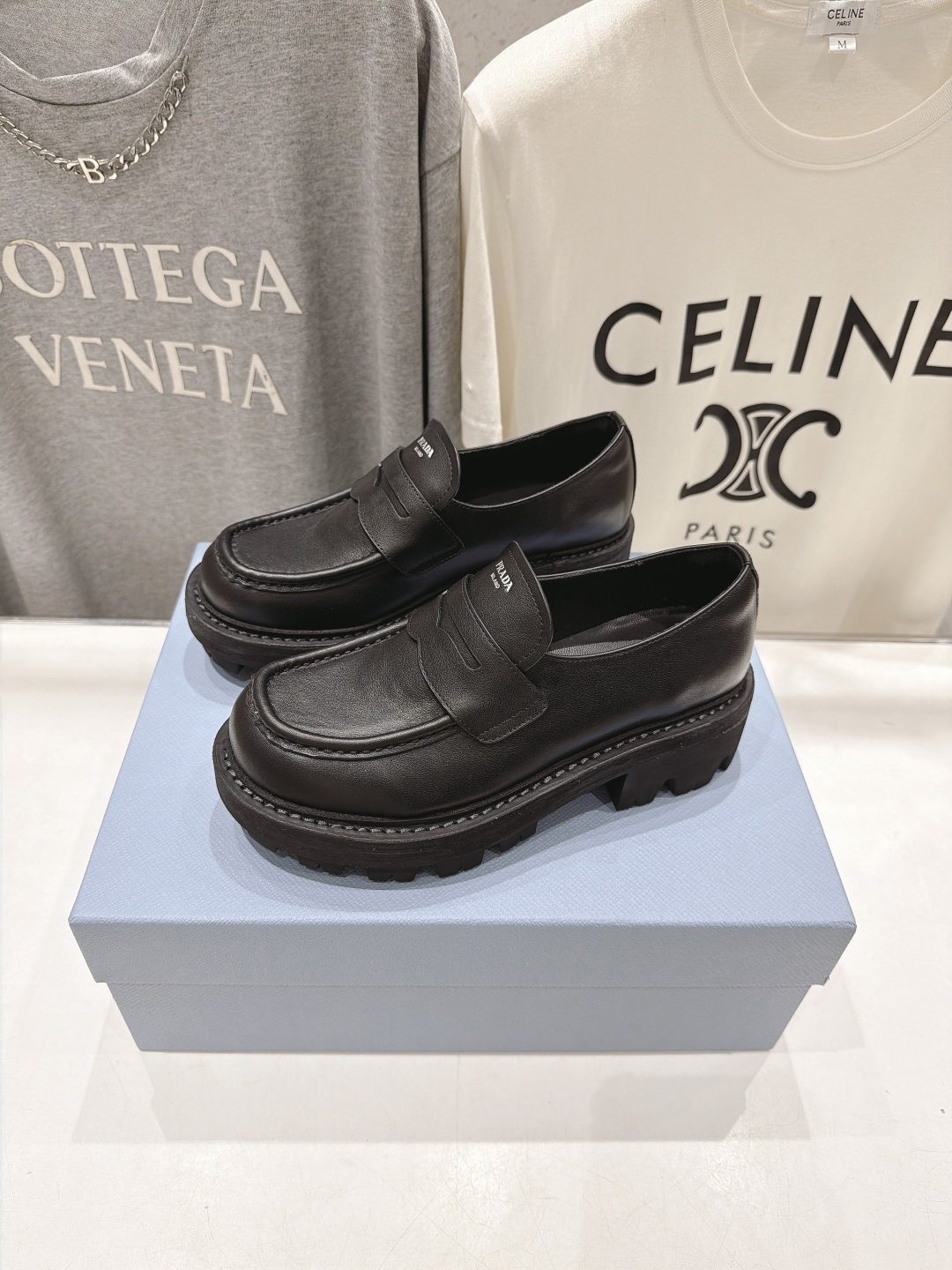 高版本出厂 Prada* 普拉达F027 ss26new arrival~P家2026ss新品三角扣单鞋乐福鞋休闲 高版本出厂 Prada* 普拉达F027 ss26new arrival~P家2026ss新品三角扣单鞋乐福鞋休闲