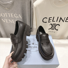 高版本出厂 Prada* 普拉达F027 ss26new arrival~P家2026ss新品三角扣单鞋乐福鞋休闲 高版本出厂 Prada* 普拉达F027 ss26new arrival~P家2026ss新品三角扣单鞋乐福鞋休闲