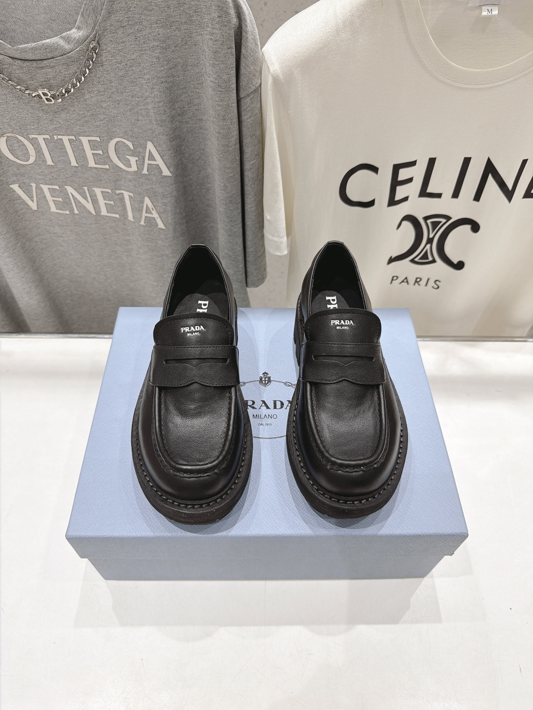 高版本出厂 Prada* 普拉达F027 ss26new arrival~P家2026ss新品三角扣单鞋乐福鞋休闲 高版本出厂 Prada* 普拉达F027 ss26new arrival~P家2026ss新品三角扣单鞋乐福鞋休闲