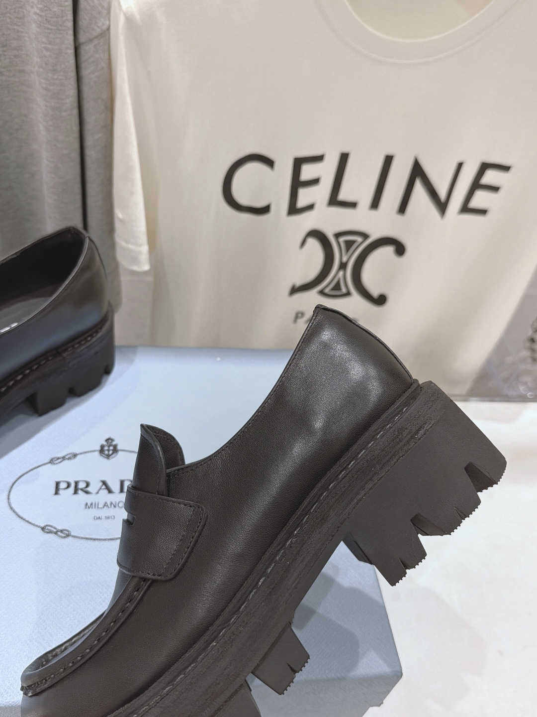 高版本出厂 Prada* 普拉达F027 ss26new arrival~P家2026ss新品三角扣单鞋乐福鞋休闲 高版本出厂 Prada* 普拉达F027 ss26new arrival~P家2026ss新品三角扣单鞋乐福鞋休闲