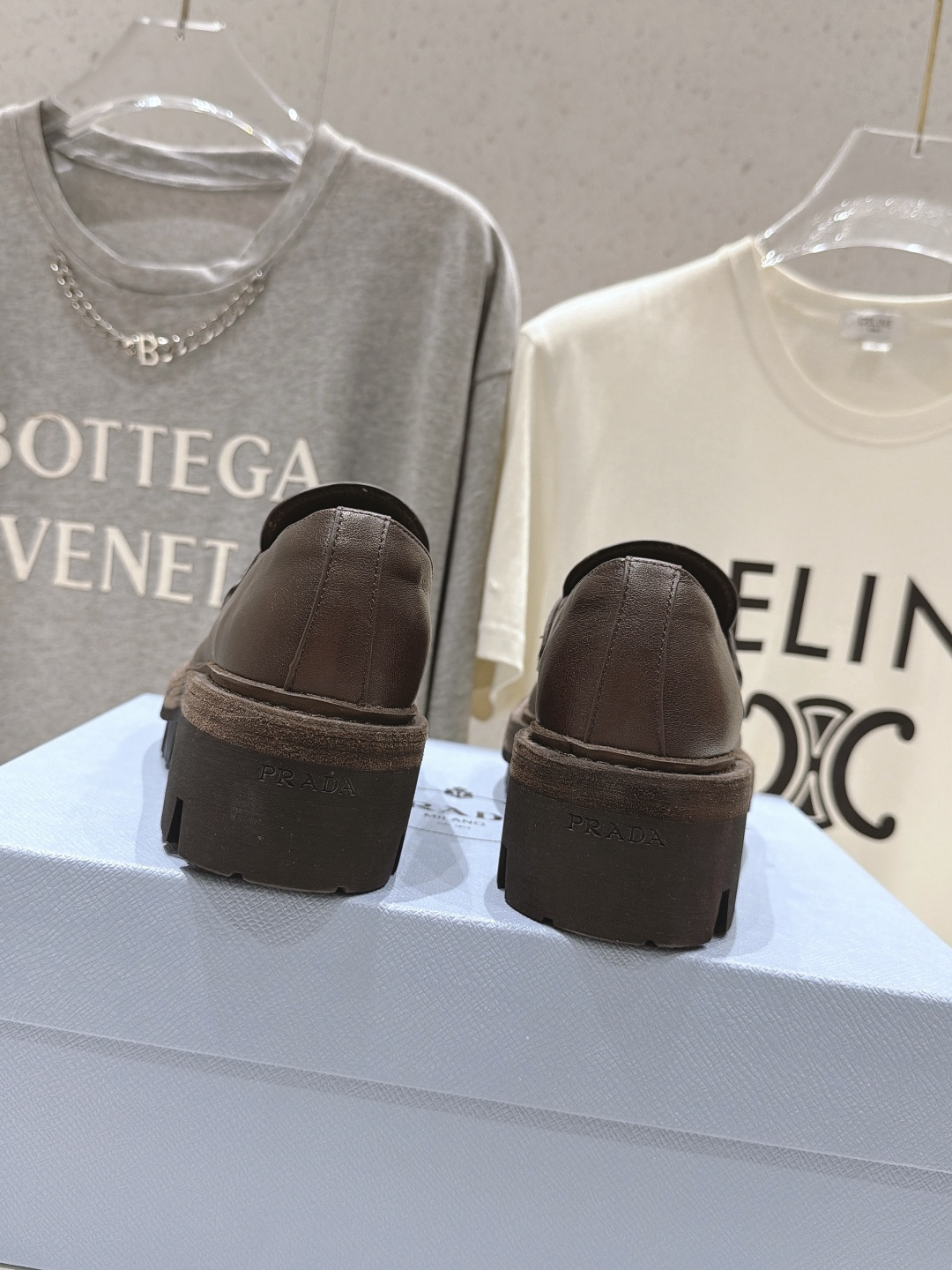 高版本出厂 Prada* 普拉达F027 ss26new arrival~P家2026ss新品三角扣单鞋乐福鞋休闲 高版本出厂 Prada* 普拉达F027 ss26new arrival~P家2026ss新品三角扣单鞋乐福鞋休闲